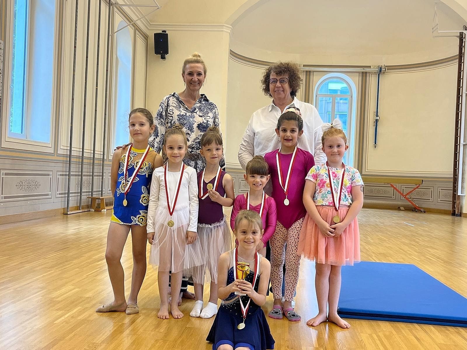 Abteilungsobfrau Ulrike Bohle (li.) und Trainerin Barbara Felder mit ihren talentierten Gymnastinnen. Abteilungsobfrau Ulrike Bohle (li.) und Trainerin Barbara Felder mit ihren talentierten Gymnastinnen.