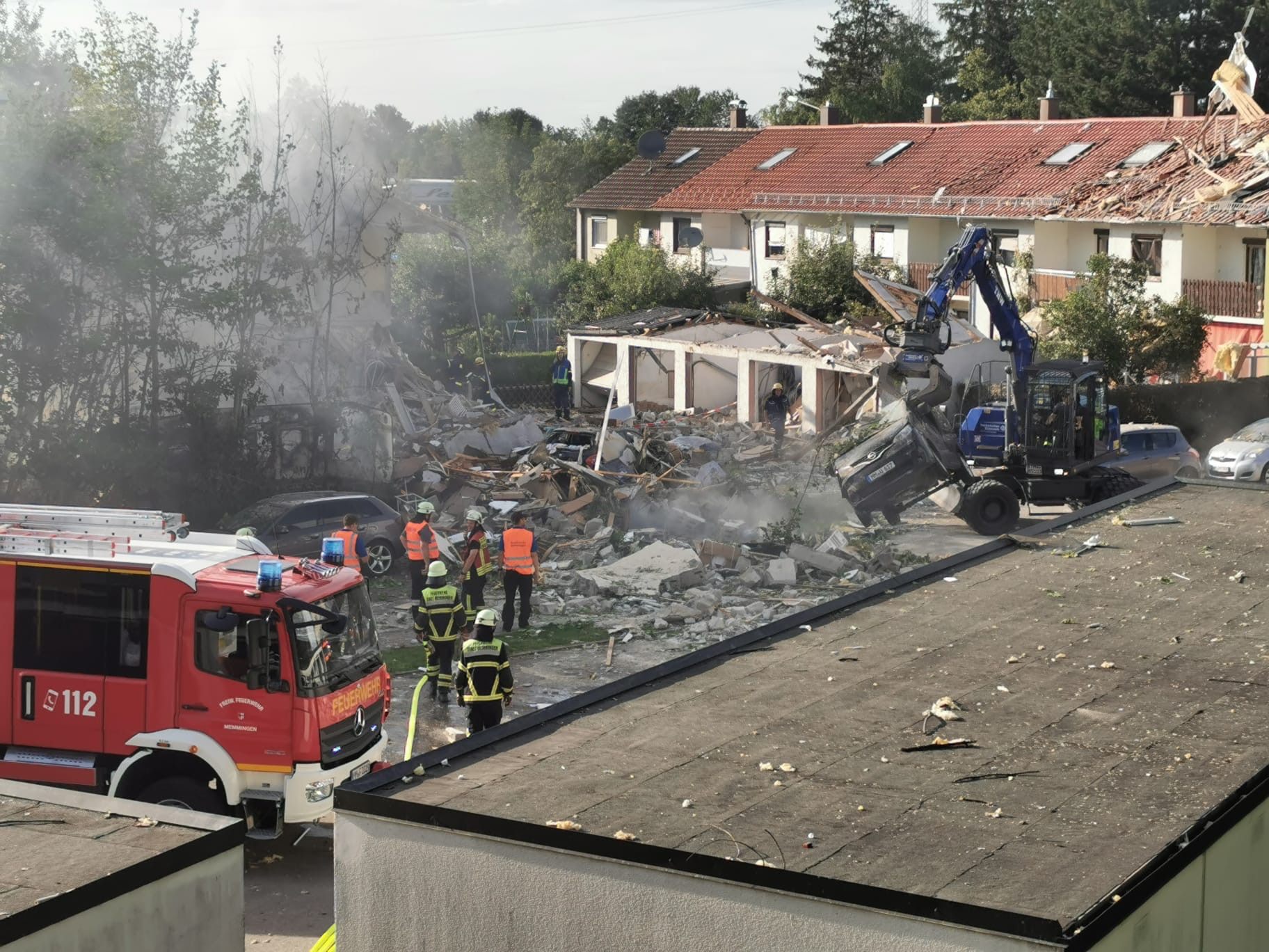 Nach der heftigen Explosion in einem Wohnhaus in der bayrischen Stadt Memmingen ist die Leiche eines 17-Jährigen aus den Trümmern geborgen worden.