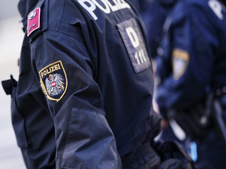 Der Pensionist gab an, seine geladene Waffe samt Schalldämpfer und weiterer Munition auf der Straße in Wien-Währing vergessen zu haben.
