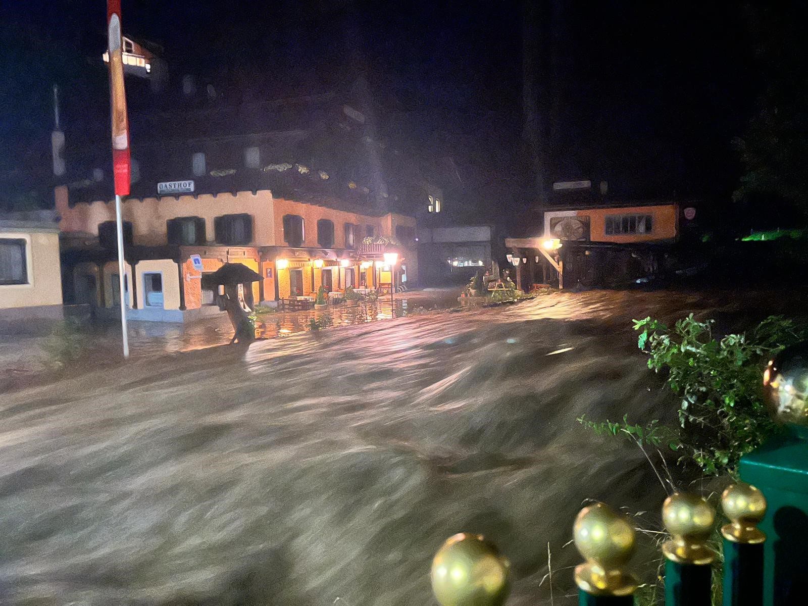Mehrere Häuser vom Wasser eingeschlossen. Mehrere Häuser vom Wasser eingeschlossen.