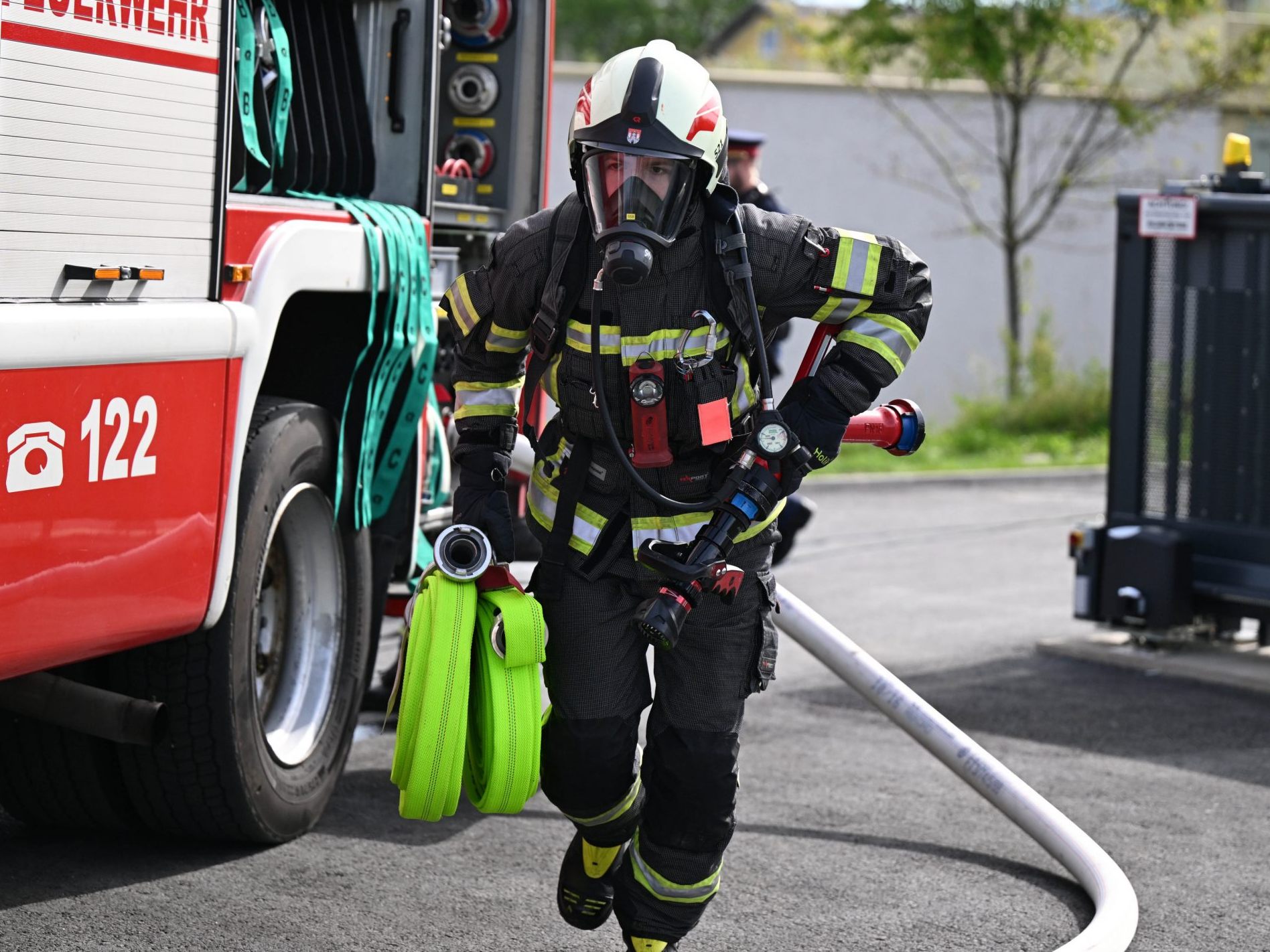 Großeinsatz der Feuerwehr nach Brandstiftung in Vöcklabruck. Großeinsatz der Feuerwehr nach Brandstiftung in Vöcklabruck.