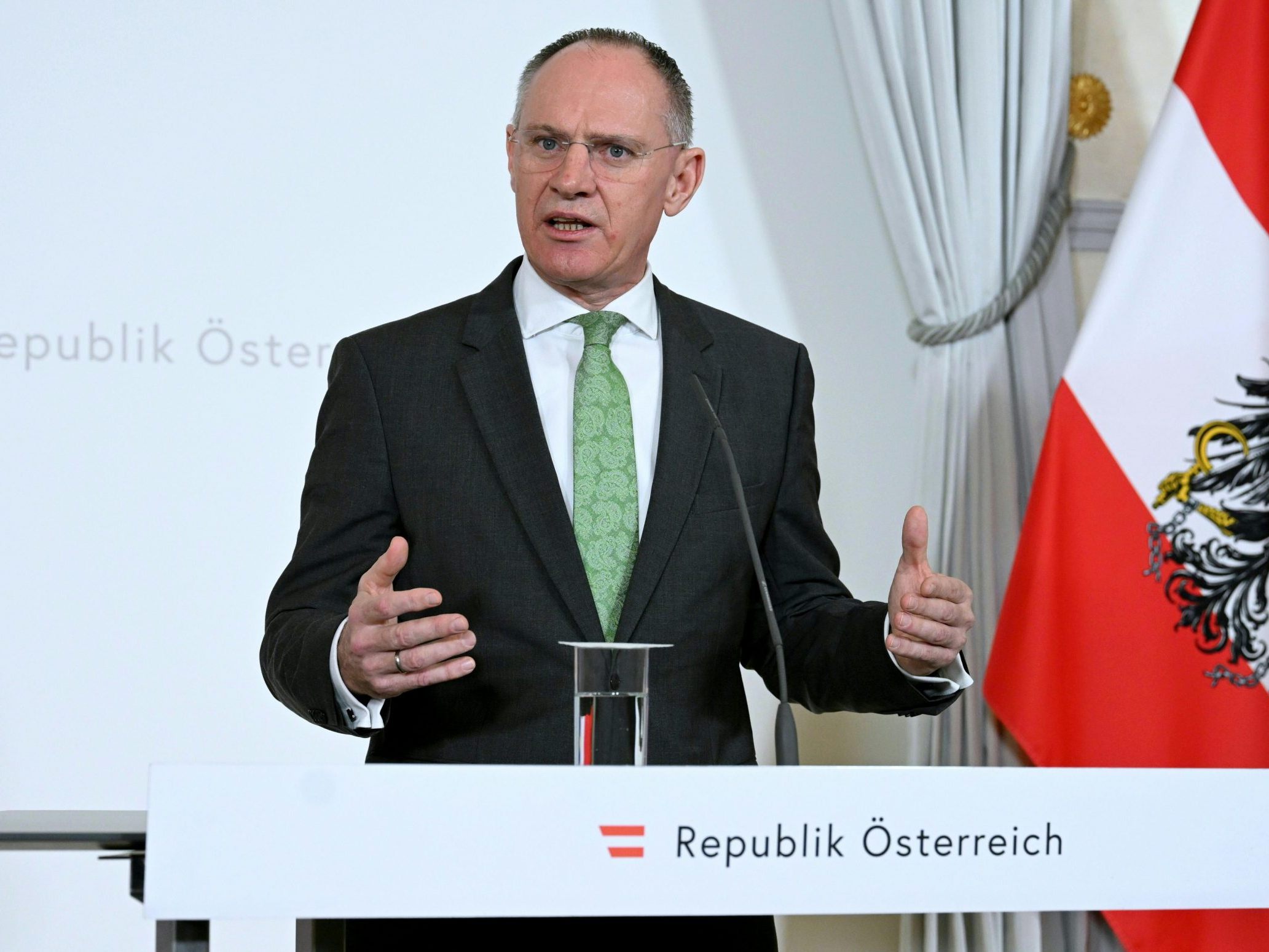 Karner informierte über verpflichtende Grundregelkurse für Asylwerber.