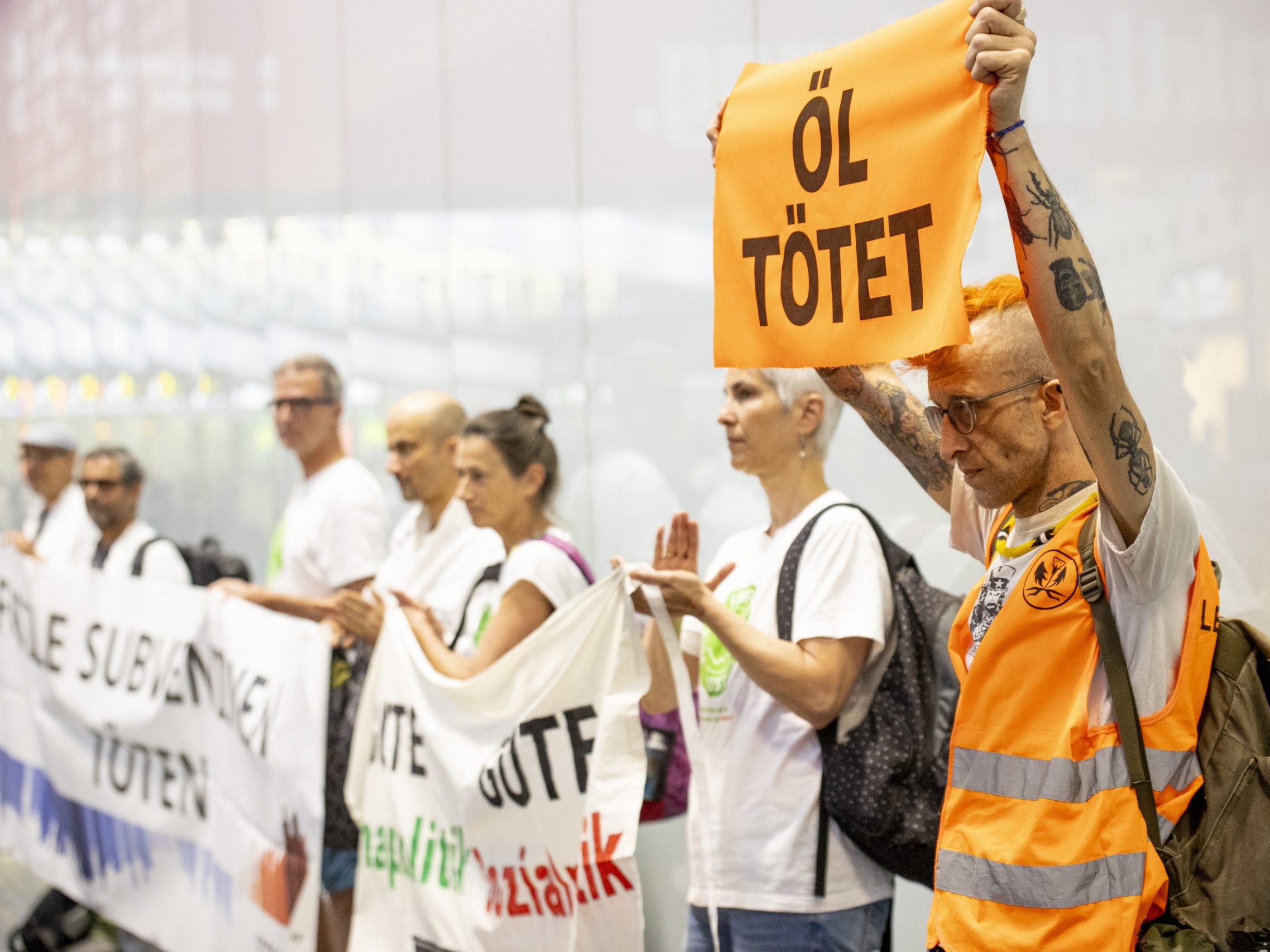Am Flughafen Wien waren am Samstag Aktivisten zu sehen. Am Flughafen Wien waren am Samstag Aktivisten zu sehen.