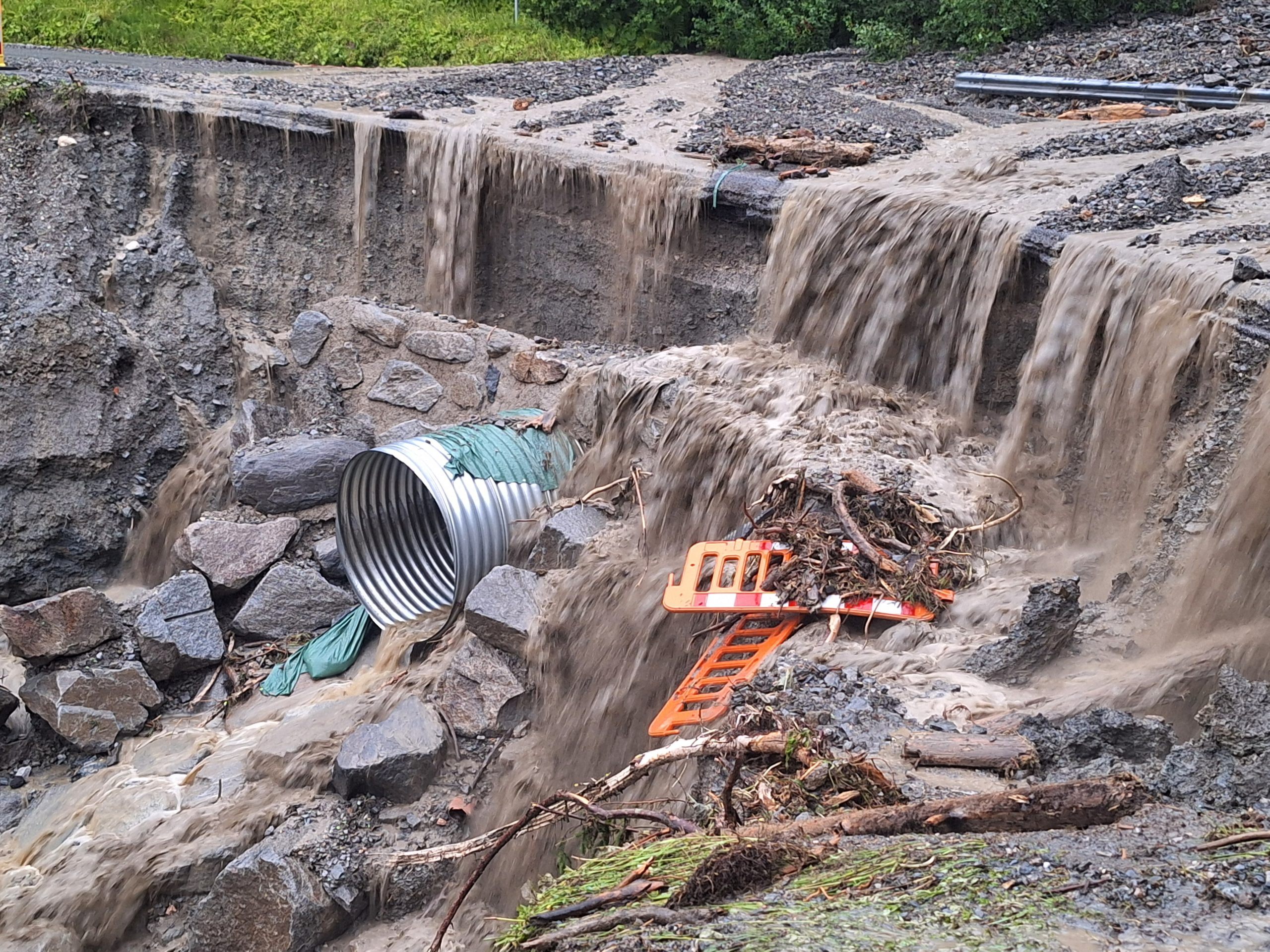 Die teils heftigen Regenfälle Freitagabend in Tirol haben zu zahlreichen Murenabgängen geführt. Die teils heftigen Regenfälle Freitagabend in Tirol haben zu zahlreichen Murenabgängen geführt.