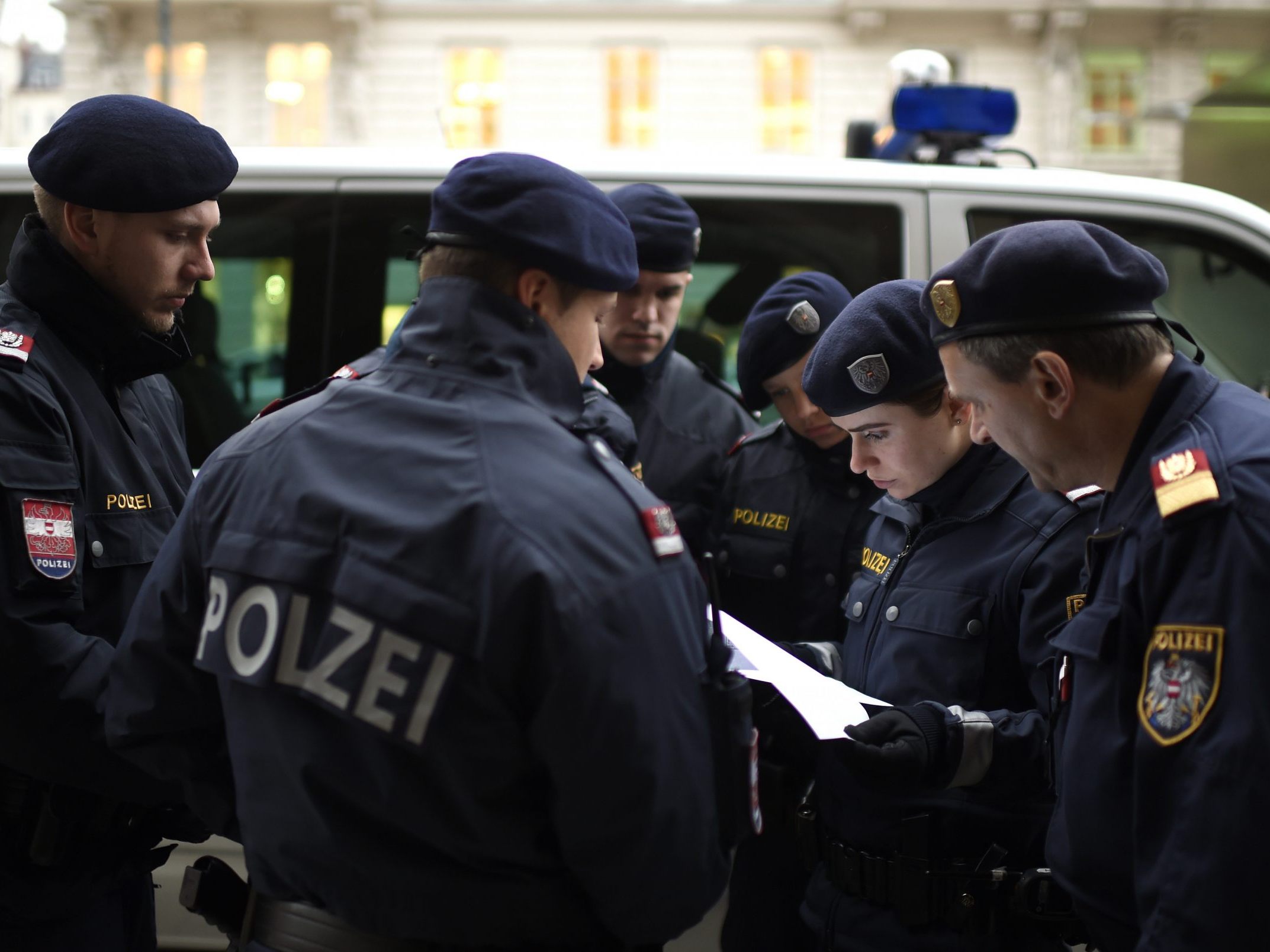 Die Wiener Polizei bittet nach einem Raubüberfall um Hinweise.