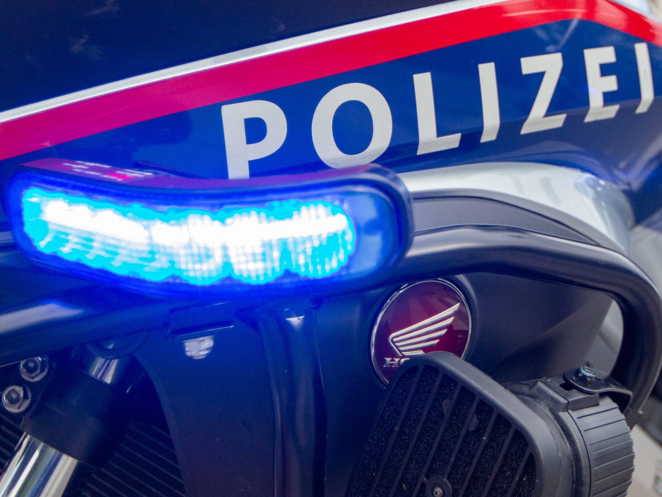 Zwei Polizisten wurden von einem PKW-Fahrer verletzt. Zwei Polizisten wurden von einem PKW-Fahrer verletzt.