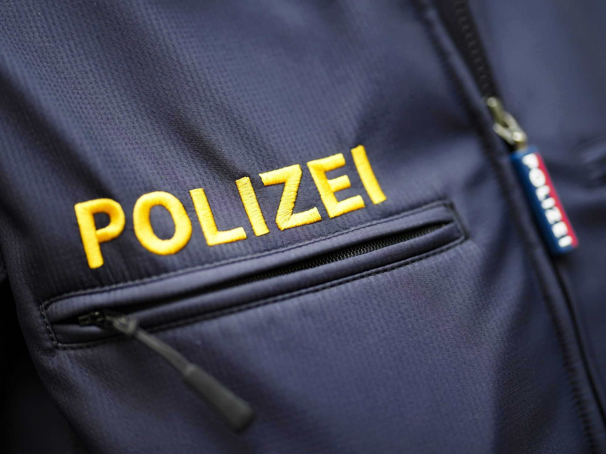 Eine Frau ging in Wien-Favoriten auf Beamte los.