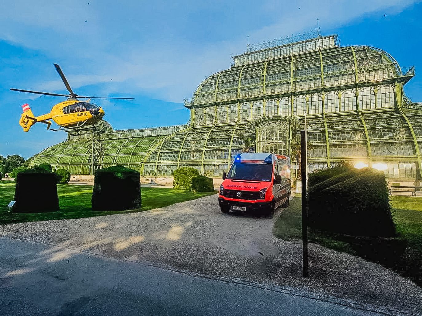 Ein zwei Jahre altes Kind ist nach einem Sturz von einem Klettergerüst am Spielplatz im Tiergarten Schönbrunn im kritischen Zustand. Ein zwei Jahre altes Kind ist nach einem Sturz von einem Klettergerüst am Spielplatz im Tiergarten Schönbrunn im kritischen Zustand.
