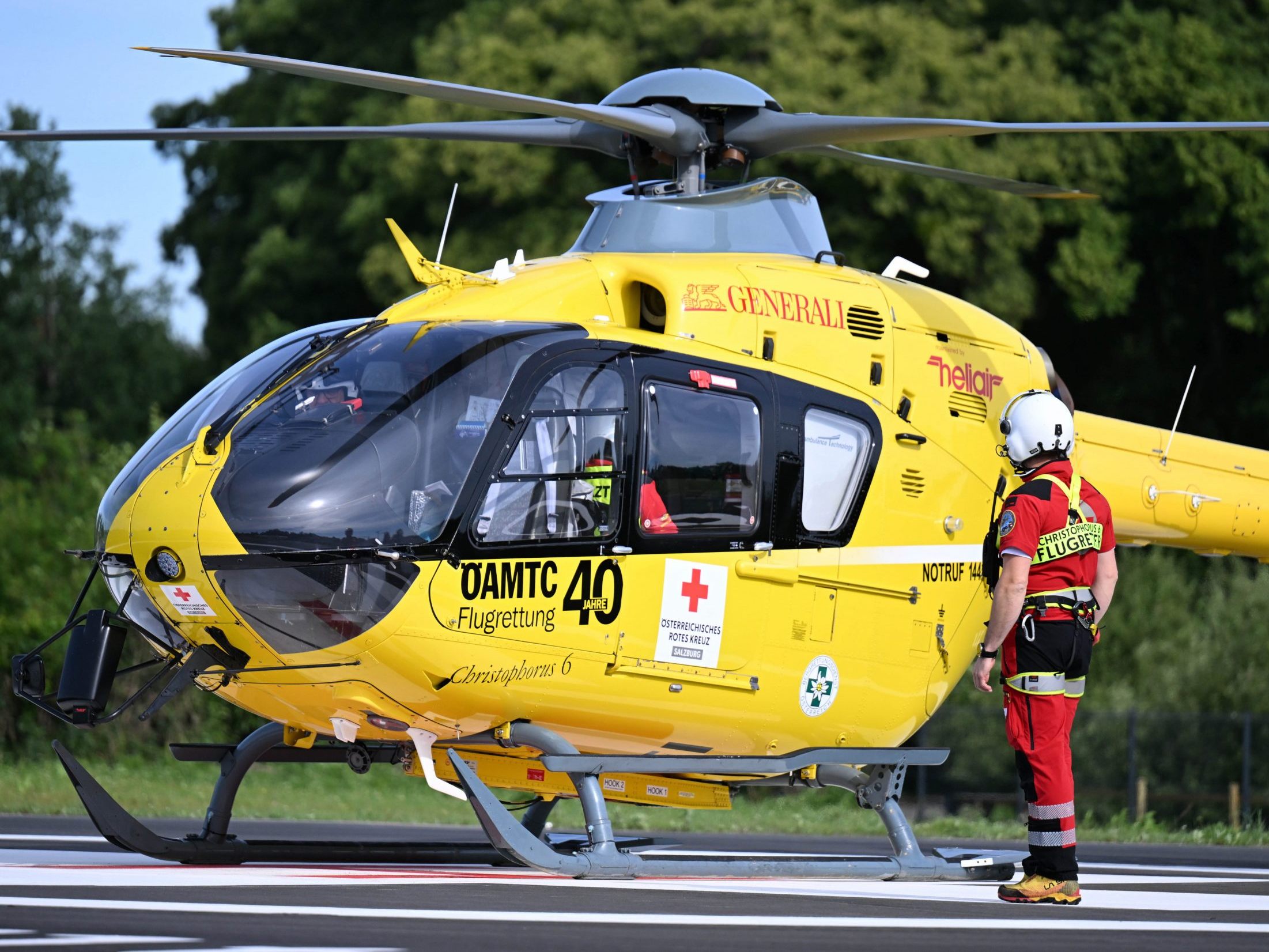 Der Notarztheli half dem verletzten Kletterer.