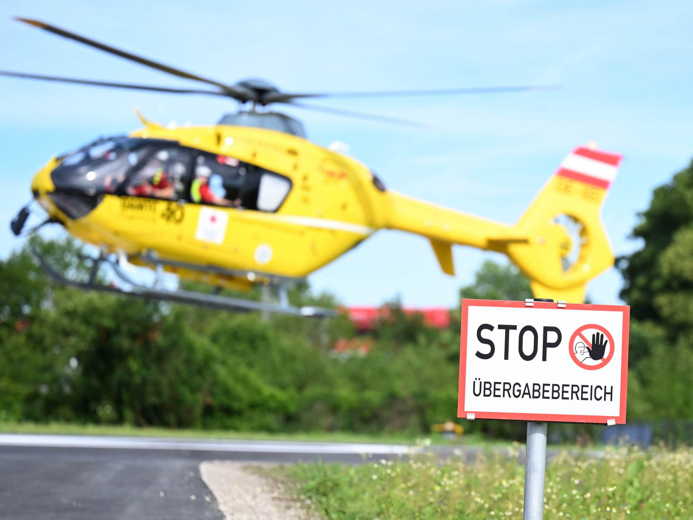 Nachdem er in Wien-Penzing von einem Klein-Lkw überrollt worden war, wurde der Mann mit dem Hubschrauber in ein Krankenhaus gebracht.
