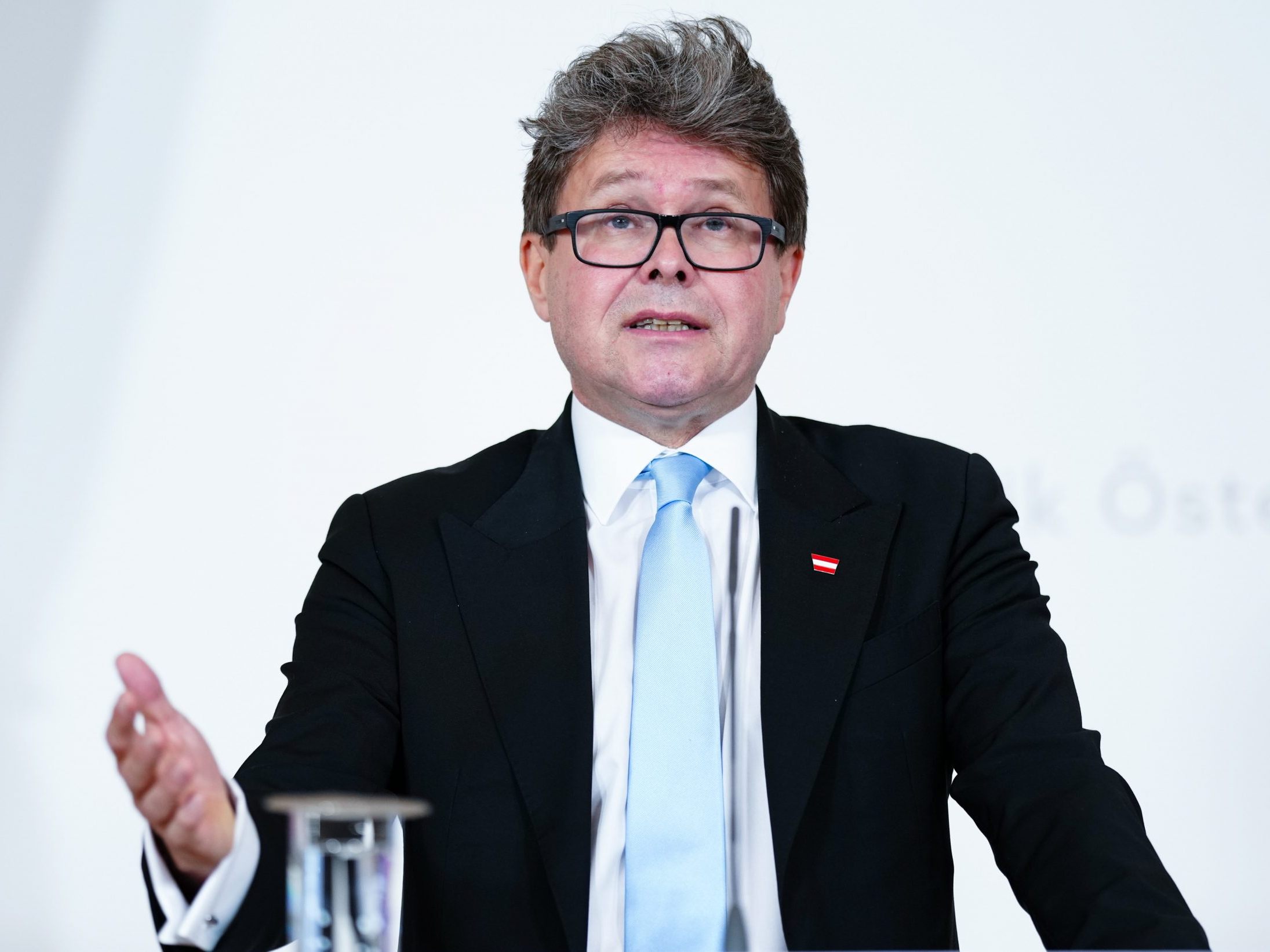 Seit einigen Wochen testen Mitarbeiter im Bildungsministerium die Anwendung von KI in ihrem Arbeitsalltag. Seit einigen Wochen testen Mitarbeiter im Bildungsministerium die Anwendung von KI in ihrem Arbeitsalltag.