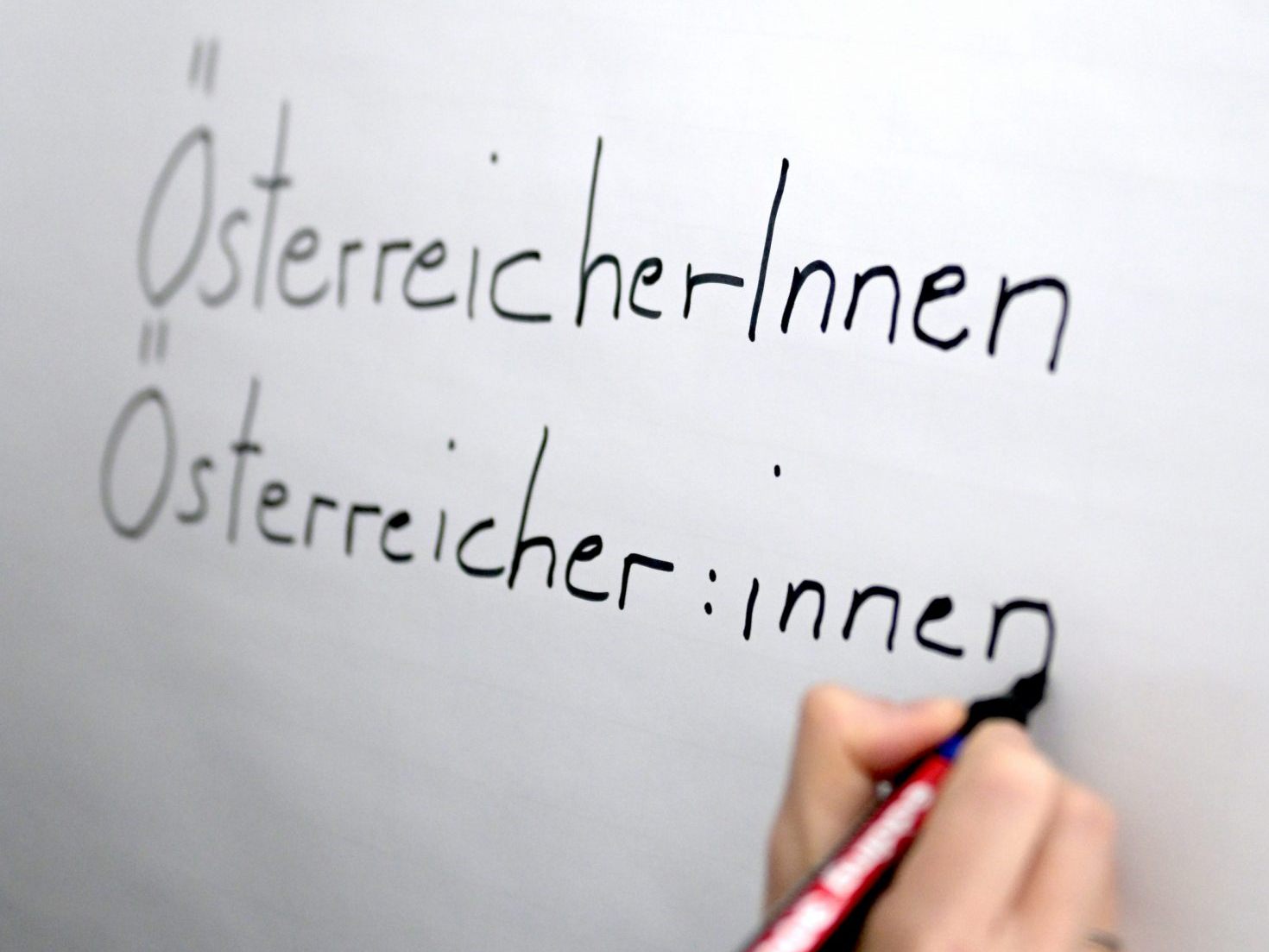 Ein Arzt kritisierte die "unleserliche" Schreibweise durch Gendern und verlor seine Lehrpraxis.