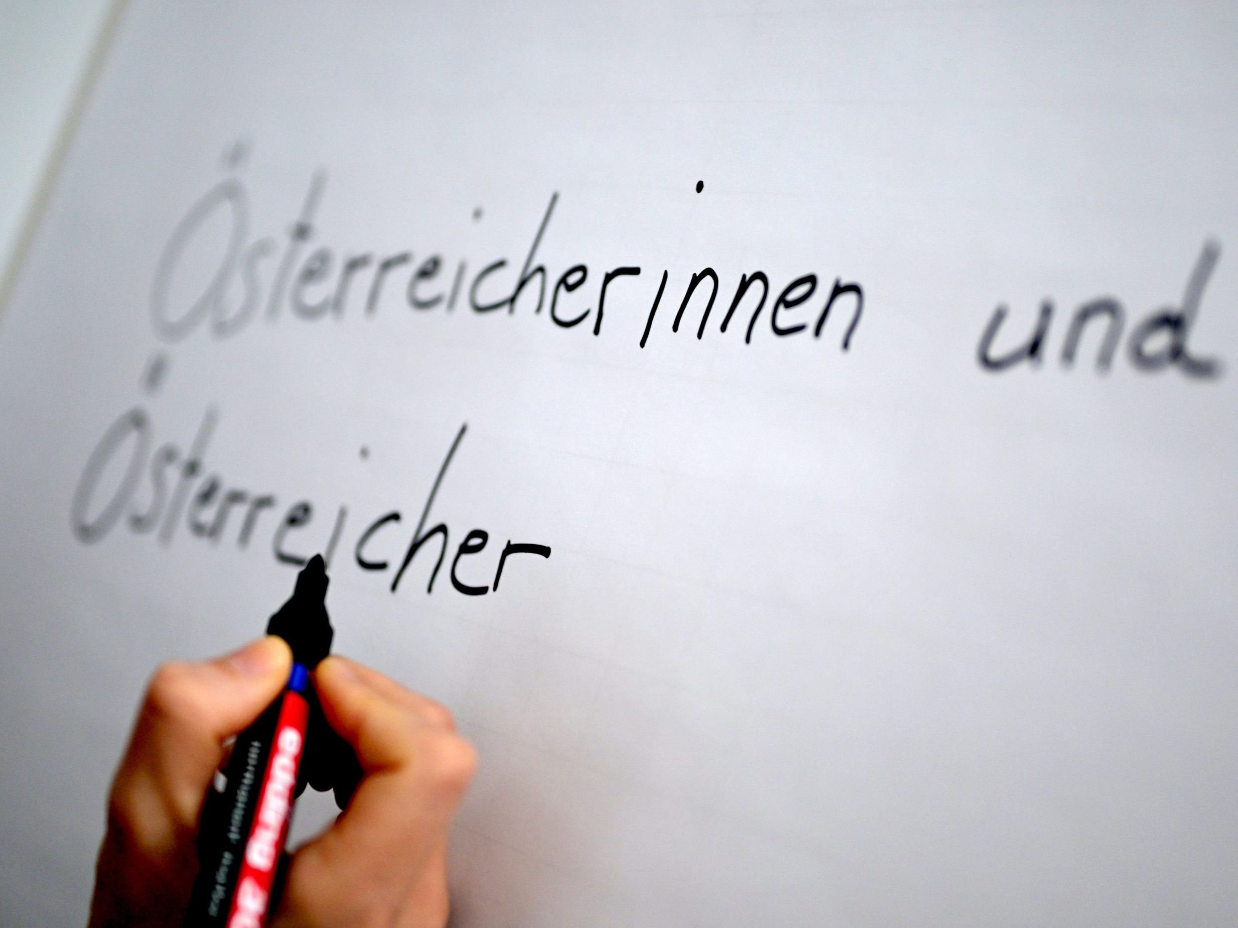 Nur vier Prozent der Österreicher gendern immer.