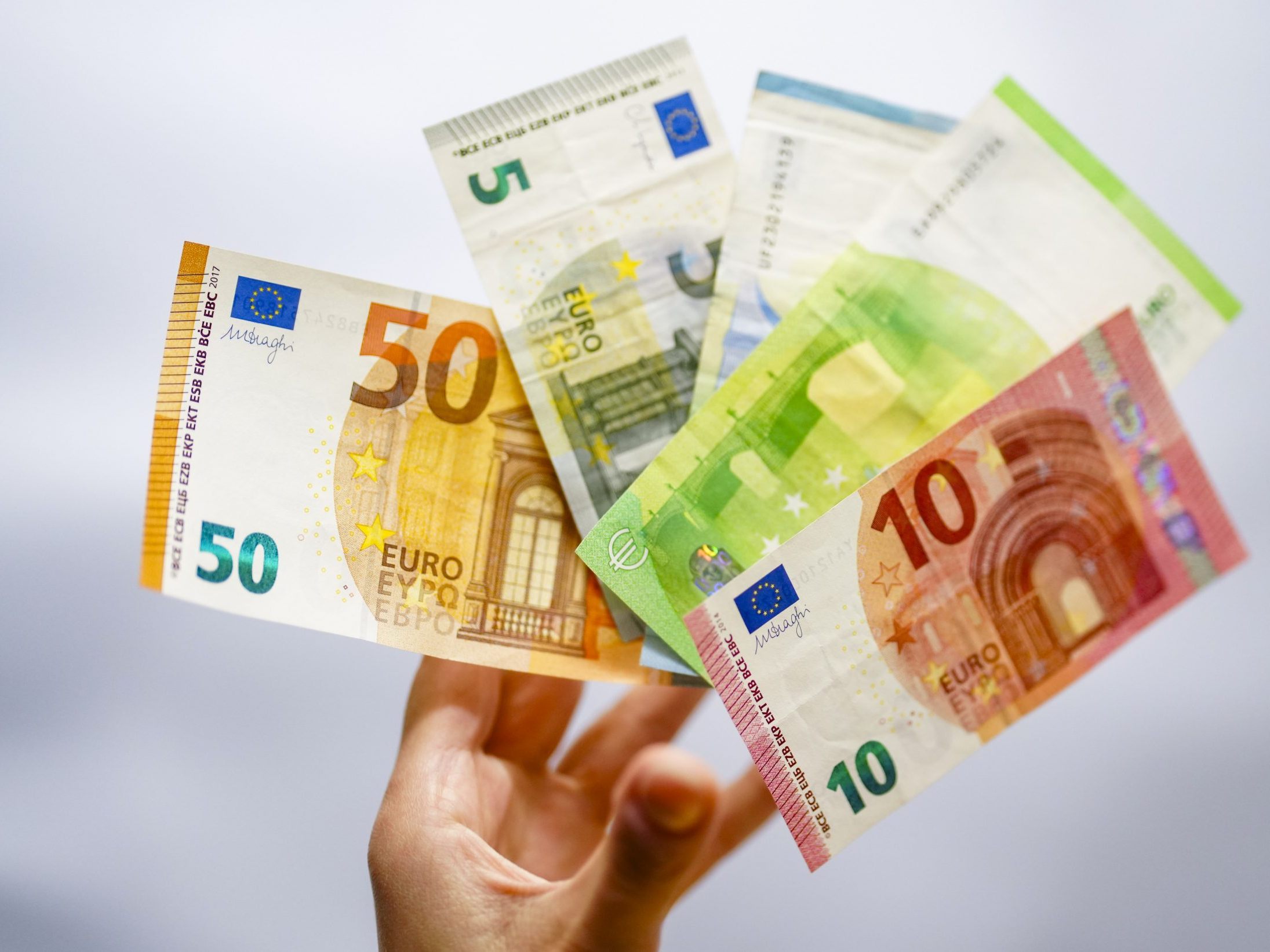 Nur NEOS und Grüne beziffern ihre Wahlkampfbudgets.