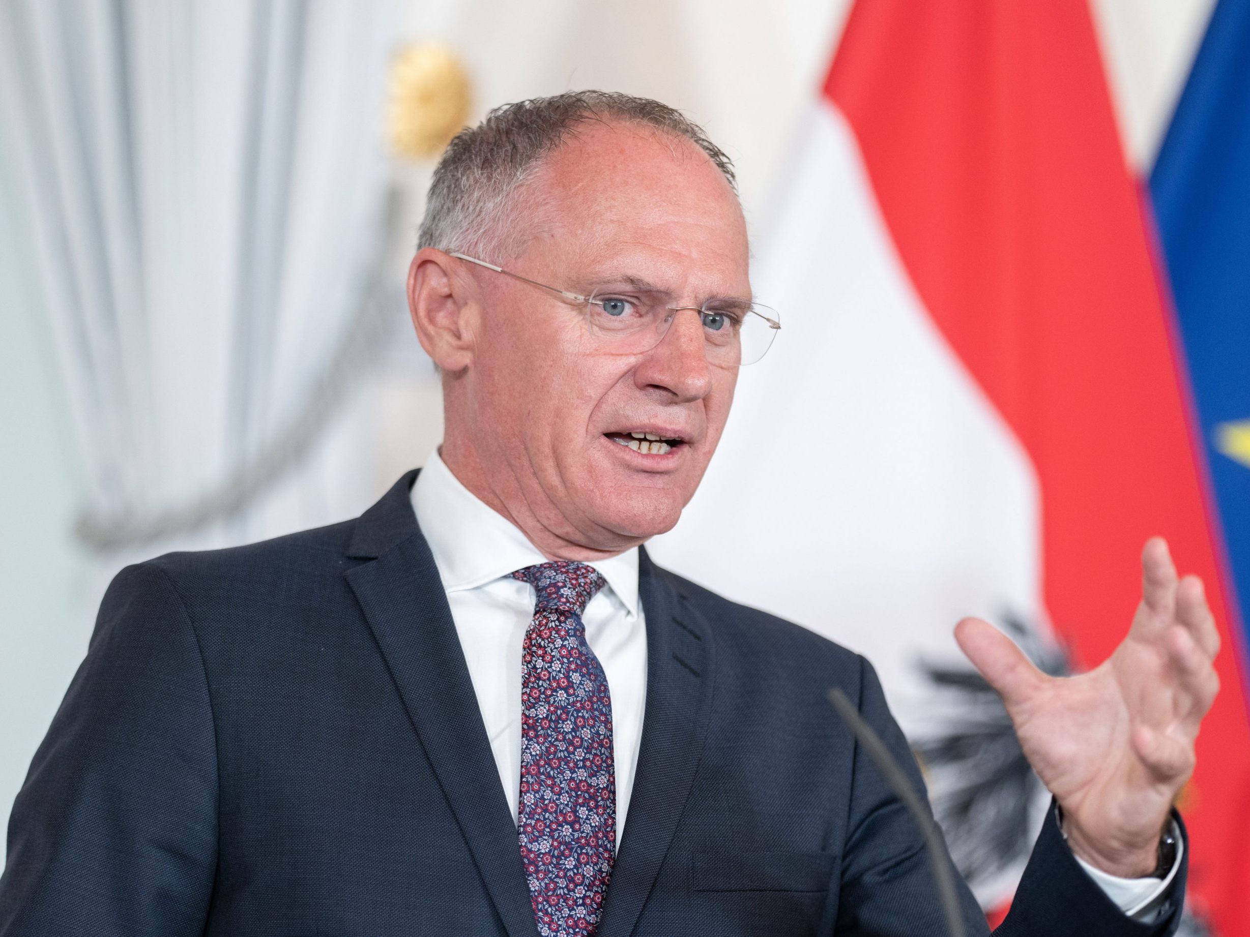 Karner will in Gesprächen ausloten, wie Umsetzung von Abschiebungen nach Afghanistan hinhauen kann.
