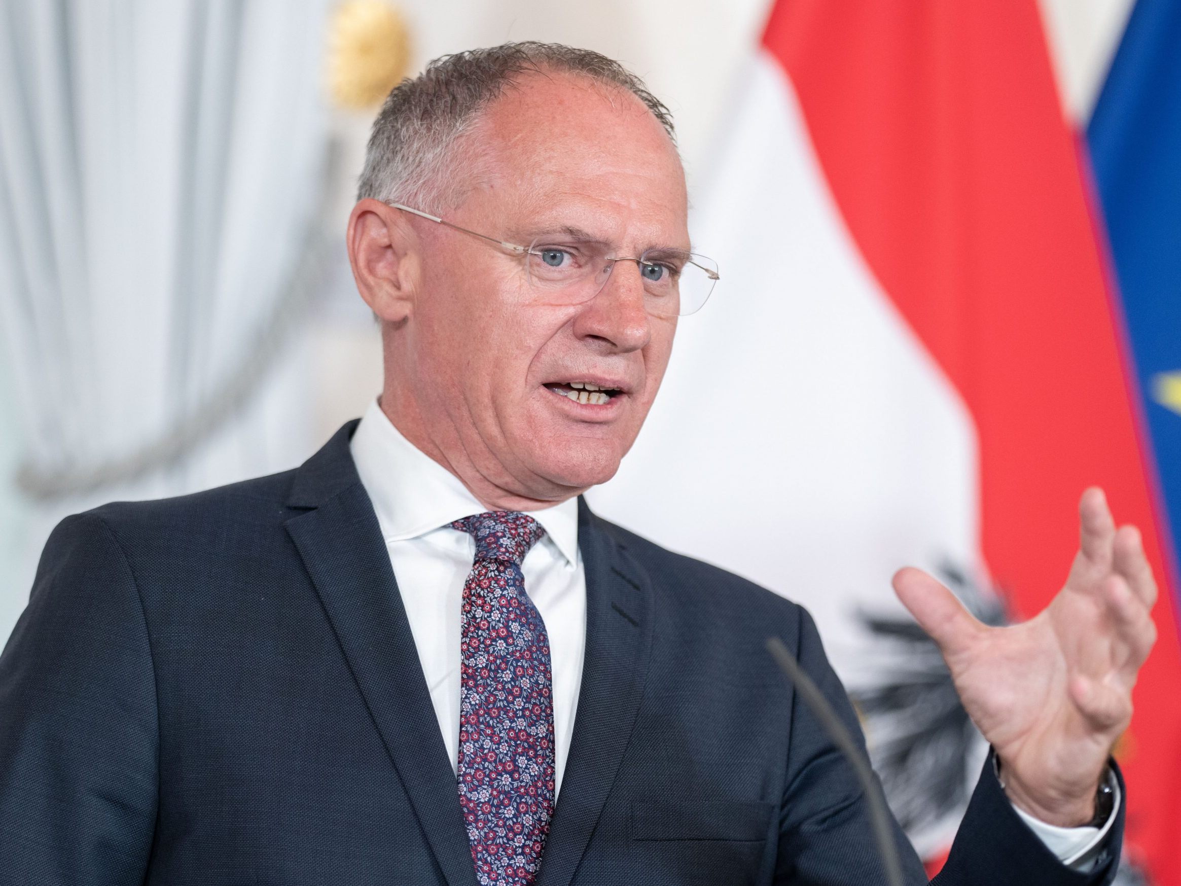 Karner: Behörden bewerten Sicherheit nach versuchten Morden an Trump und Fico neu.