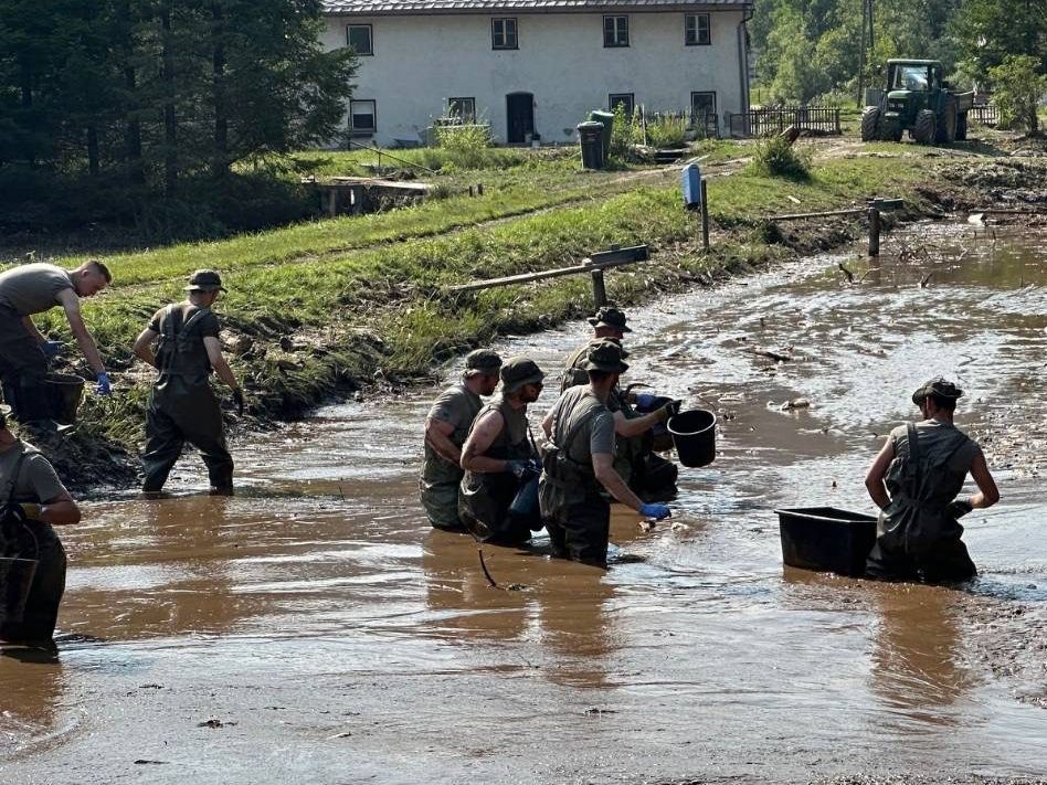 Rund 40 Soldatinnen und Soldaten des österreichischen Bundesheers helfen bei den Aufräumarbeiten.