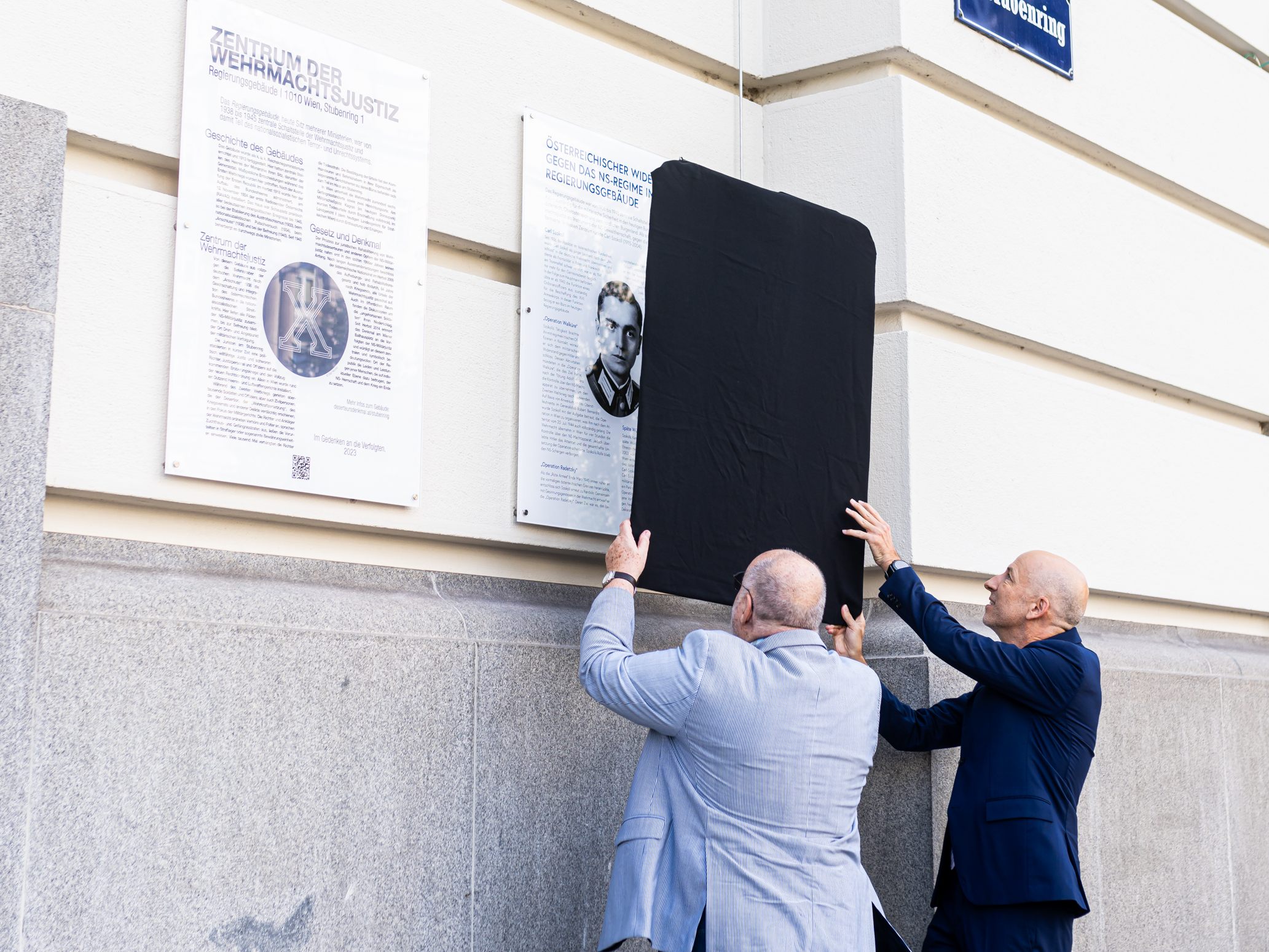 Angebracht wurde die Tafel an der Fassade des ehemaligen "Kriegsministeriums", das heute als Regierungsgebäude dient.