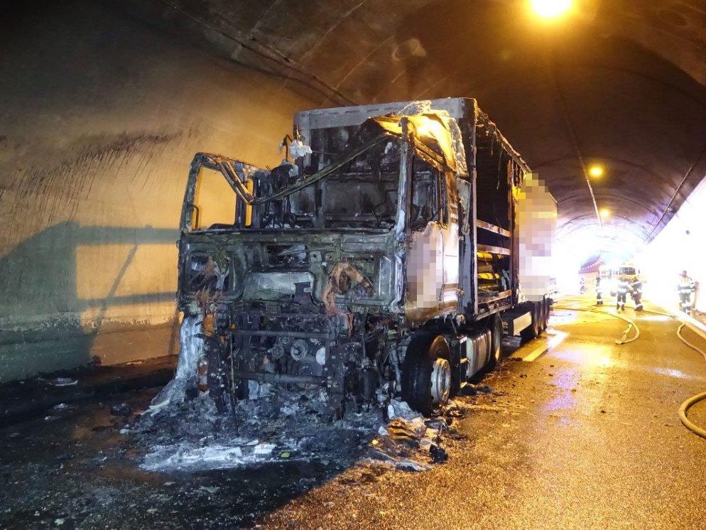 Im Tunnel Semmering geriet ein Lkw in Brand, was zur Sperre führte. Im Tunnel Semmering geriet ein Lkw in Brand, was zur Sperre führte.