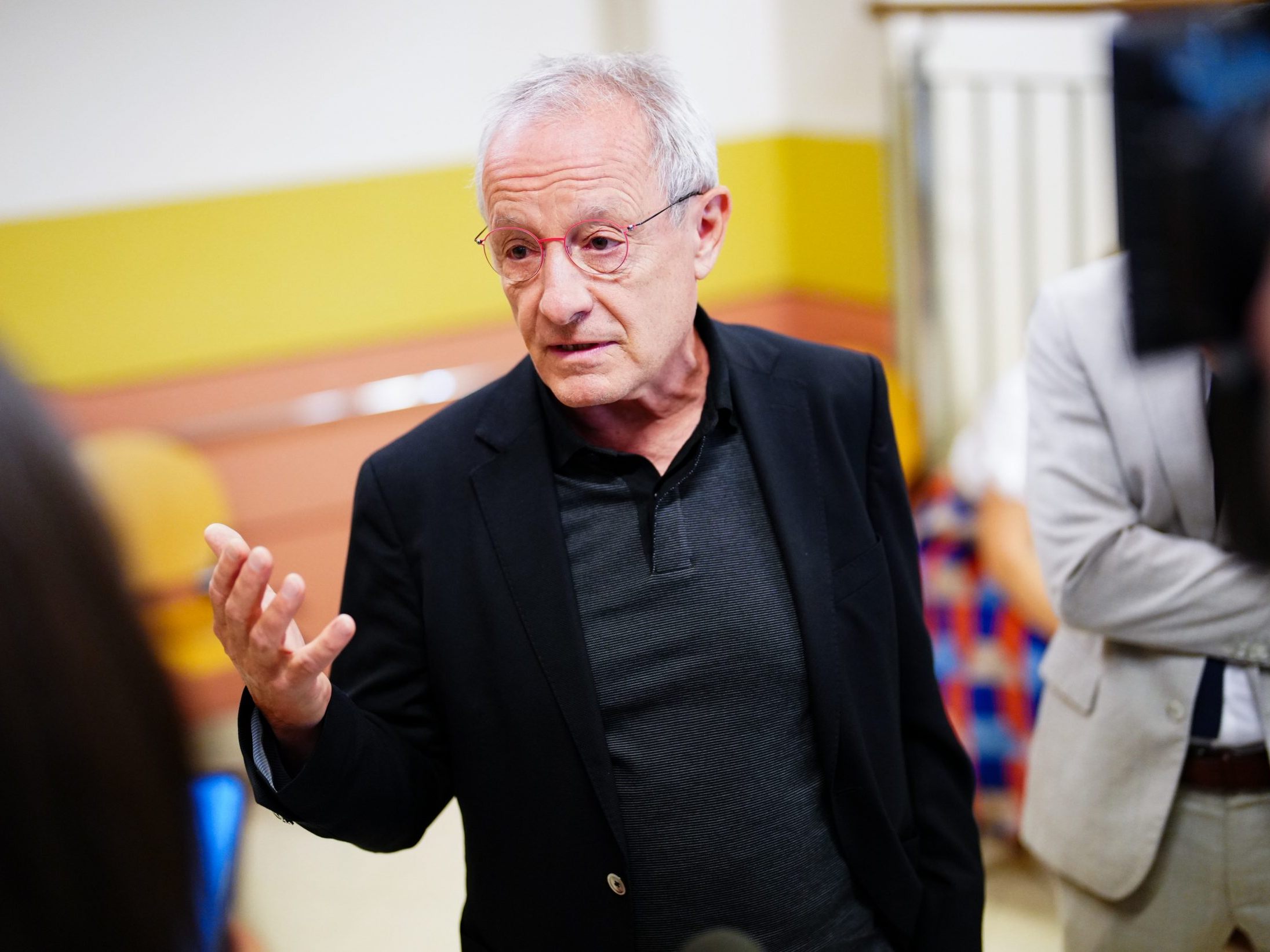 Die Verhandlung wurde auf unbestimmte Zeit vertagt. Die Verhandlung wurde auf unbestimmte Zeit vertagt.