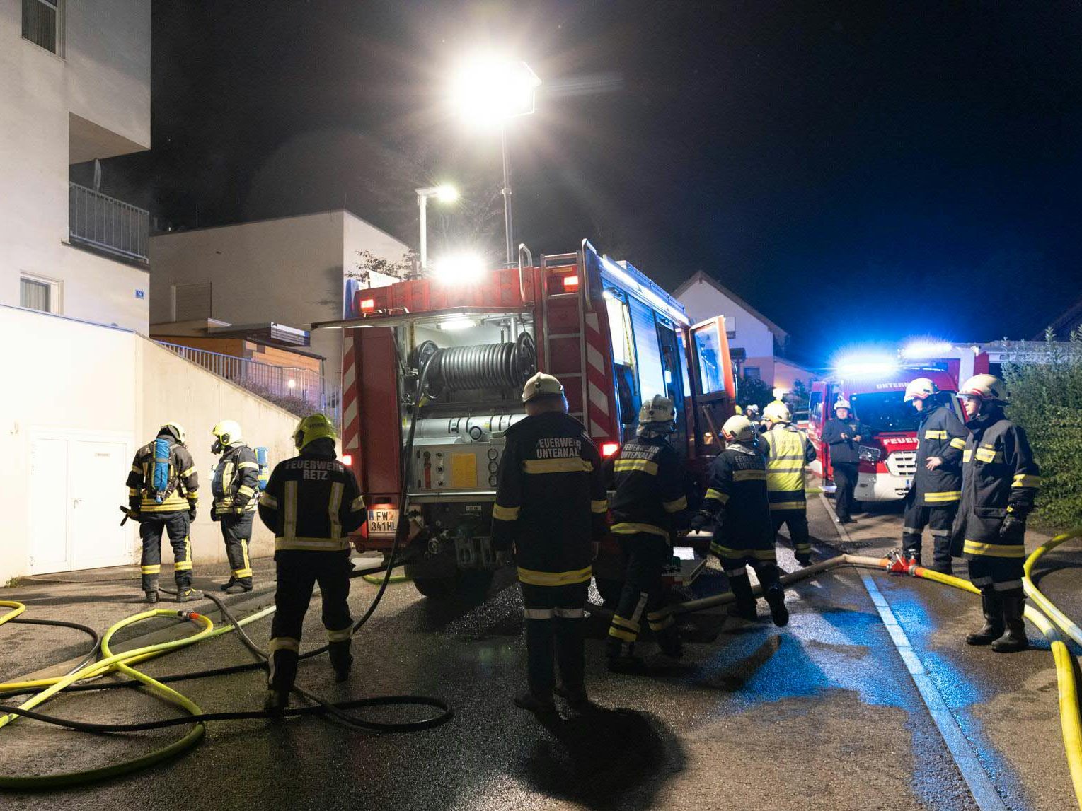 Ein Auto geriet in einer Tiefgarage im Bezirk Hollabrunn in Brand.
