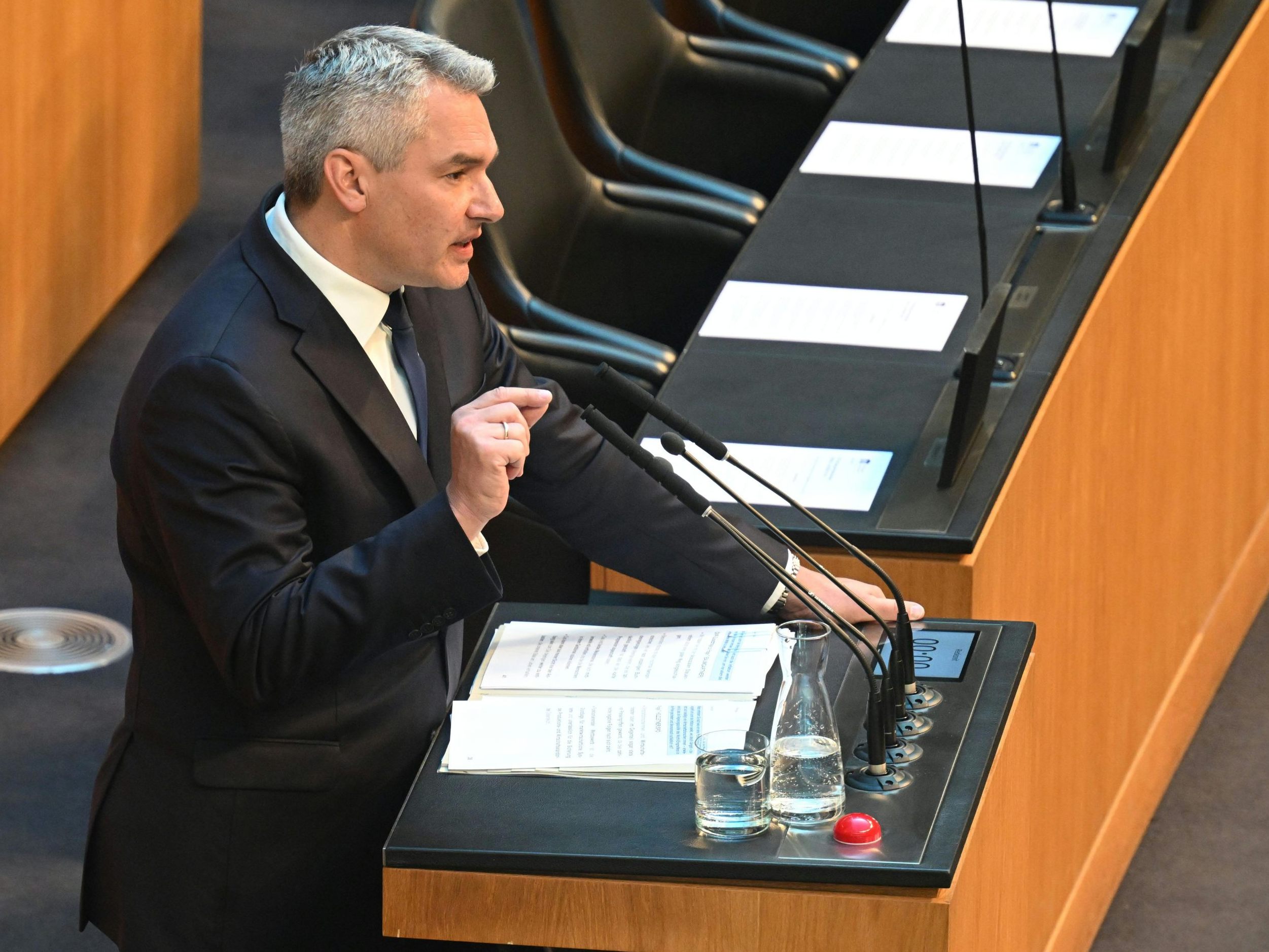 Nehammer stellte sich zu Beginn der letzten Plenarsitzung vor dem Sommer den Fragen der Abgeordneten. Nehammer stellte sich zu Beginn der letzten Plenarsitzung vor dem Sommer den Fragen der Abgeordneten.