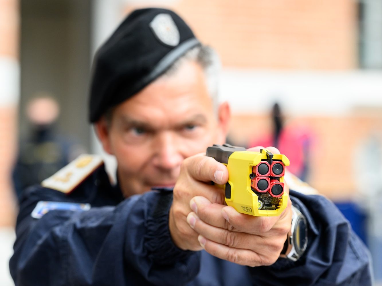 Ein Polizeibeamter hält in Wien einen Taser.