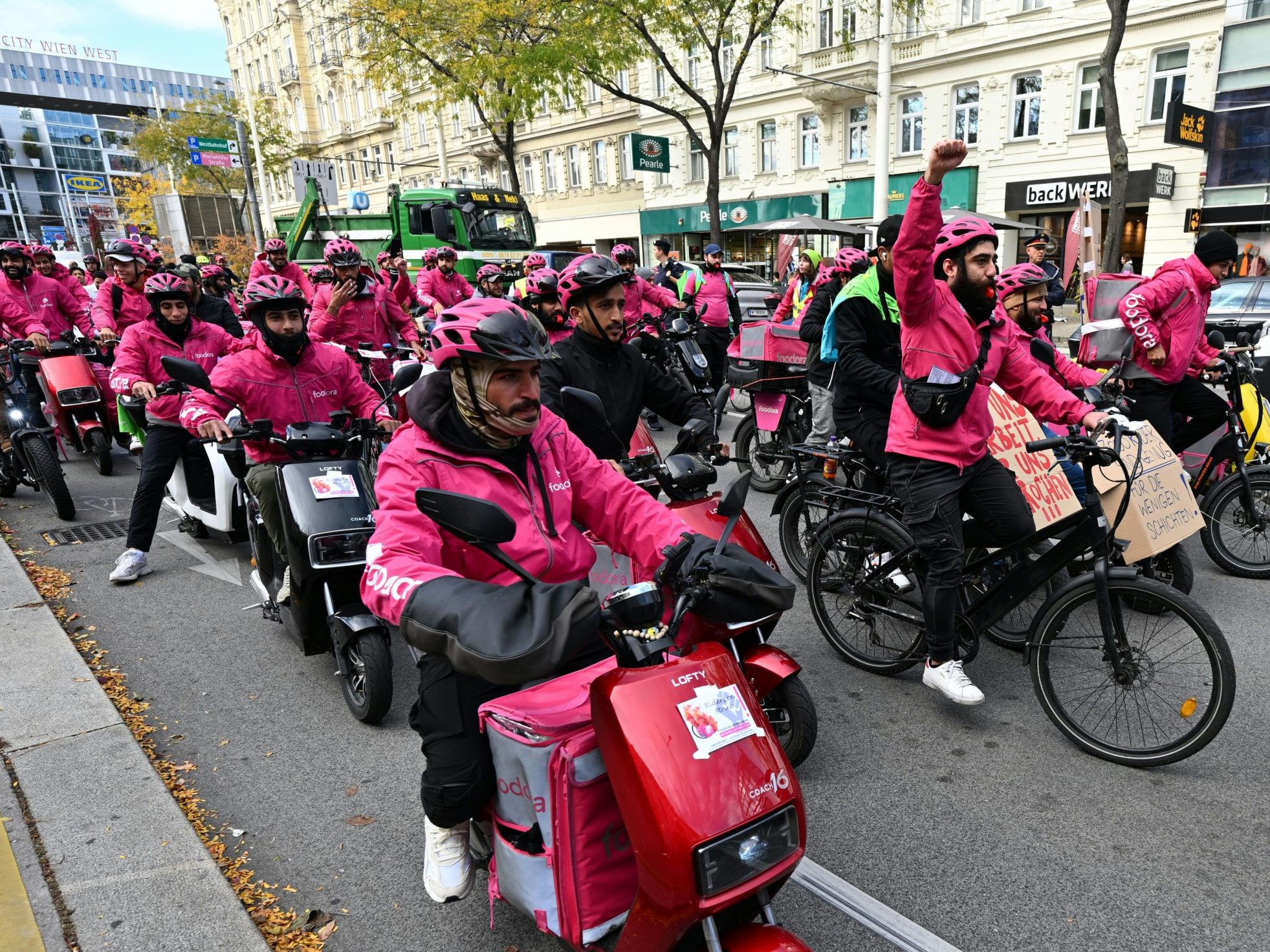 Nach den Protesten zahl Foodora den Fahrradboten mehr Geld.