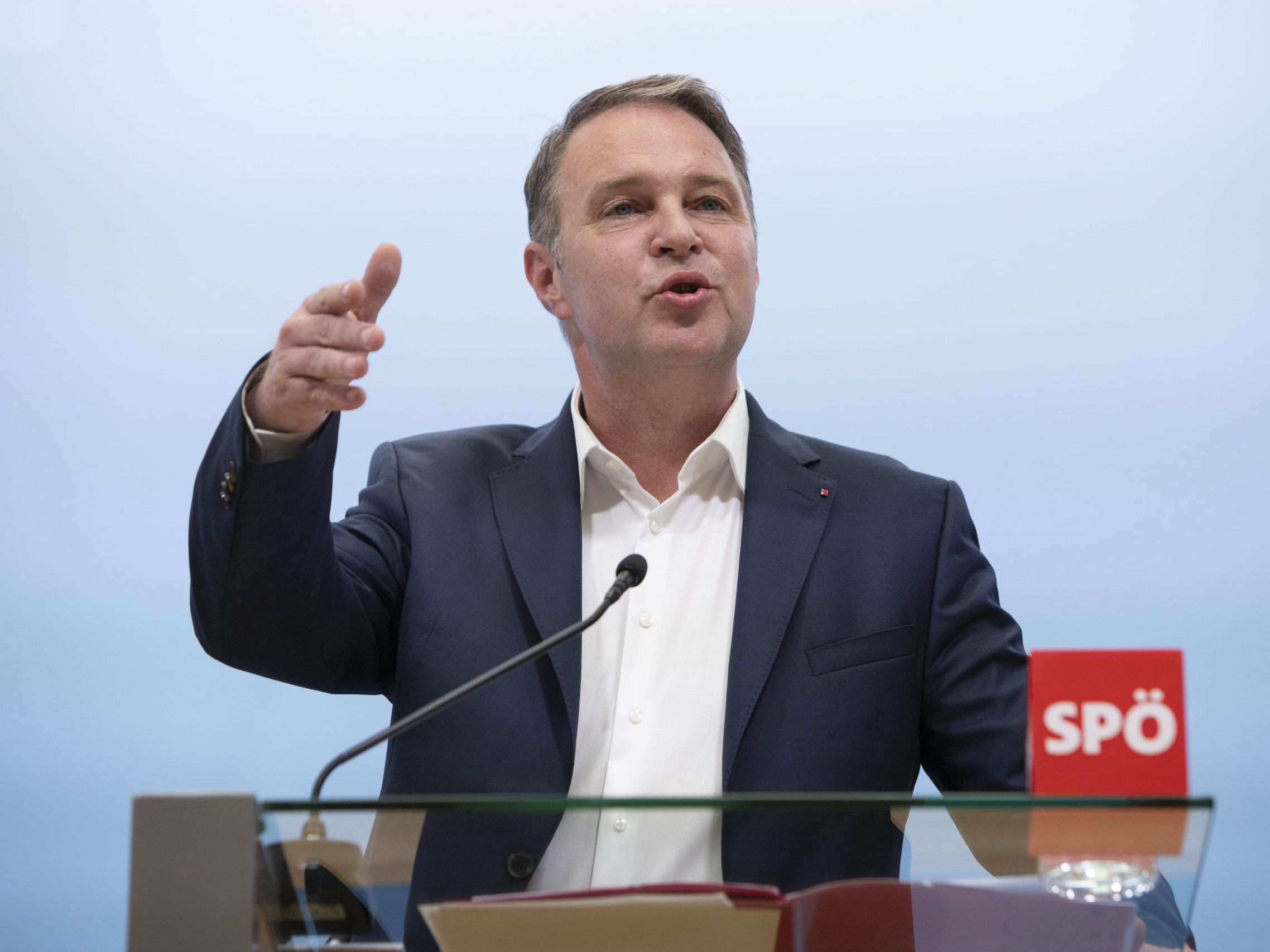Babler will von den Parteichefs eine Absage an ein Sparpaket. Babler will von den Parteichefs eine Absage an ein Sparpaket.
