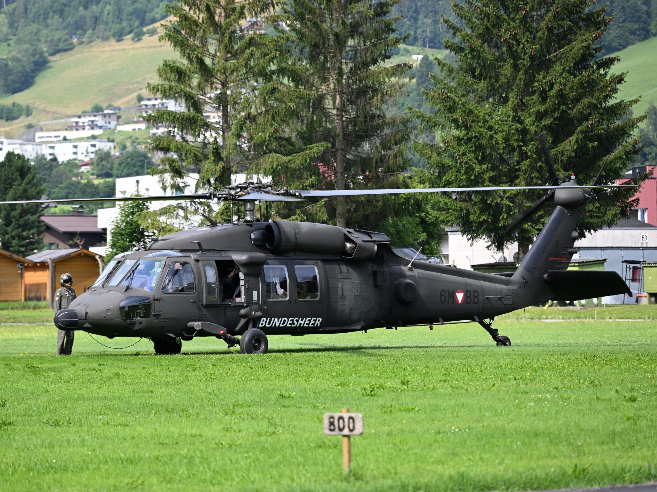 Der Vertrag für weitere zwölf "Black Hawk" Hubschrauber wurde unterfertigt.
