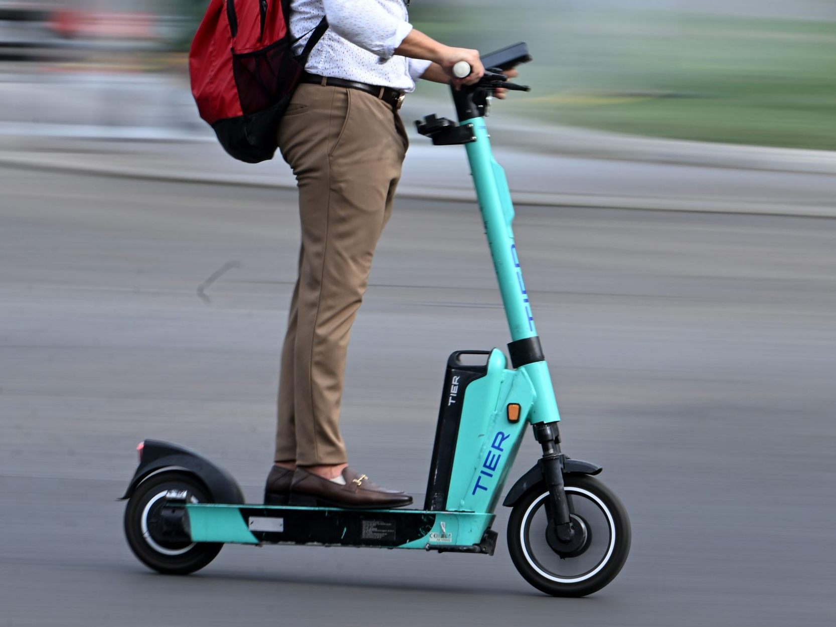 Ein E-Scooter-Fahrer wurde von der Polizei gestoppt. Ein E-Scooter-Fahrer wurde von der Polizei gestoppt.