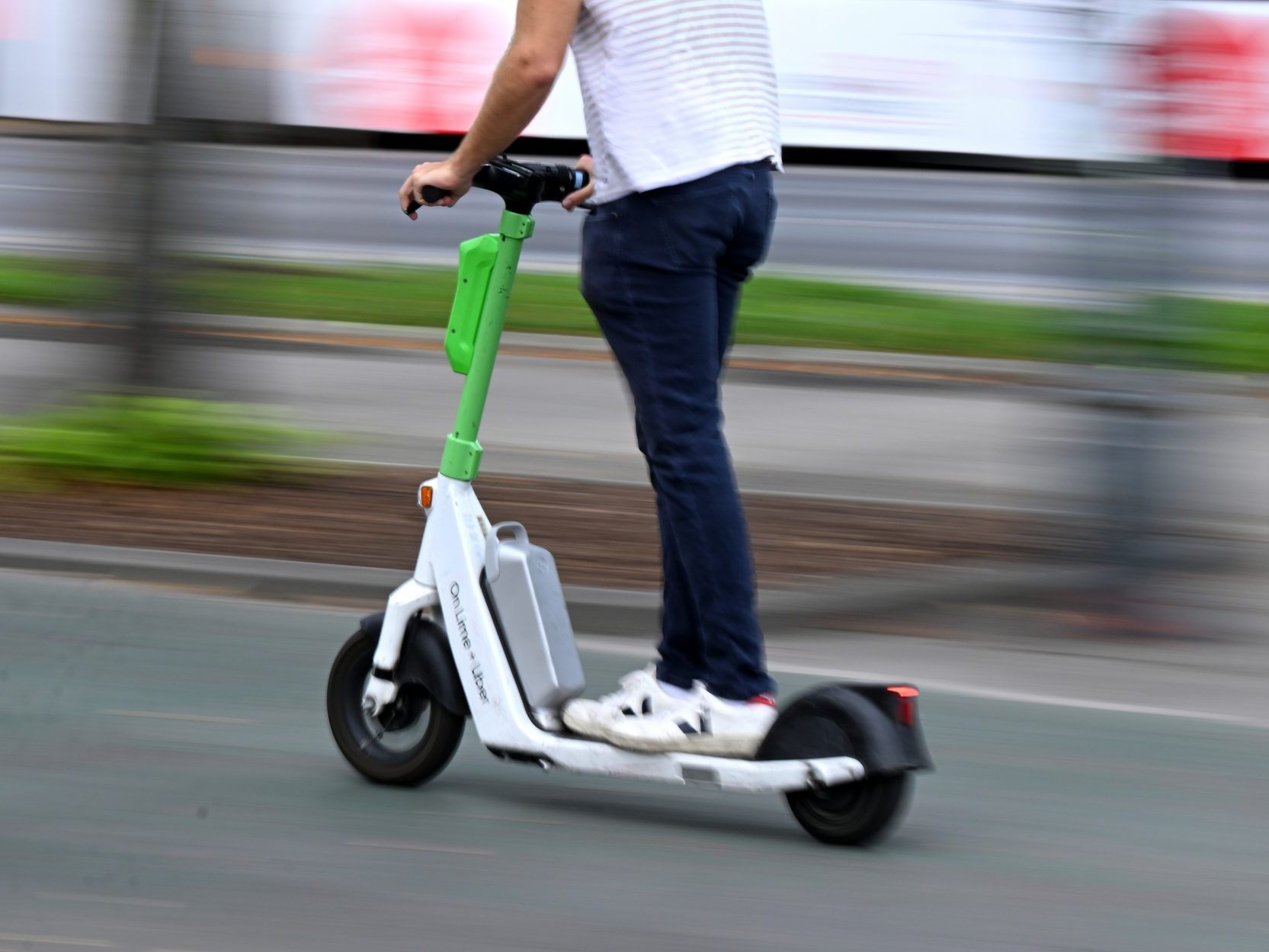 Der E-Scooter-Fahrer zog sich schwere Kopfverletzungen zu.