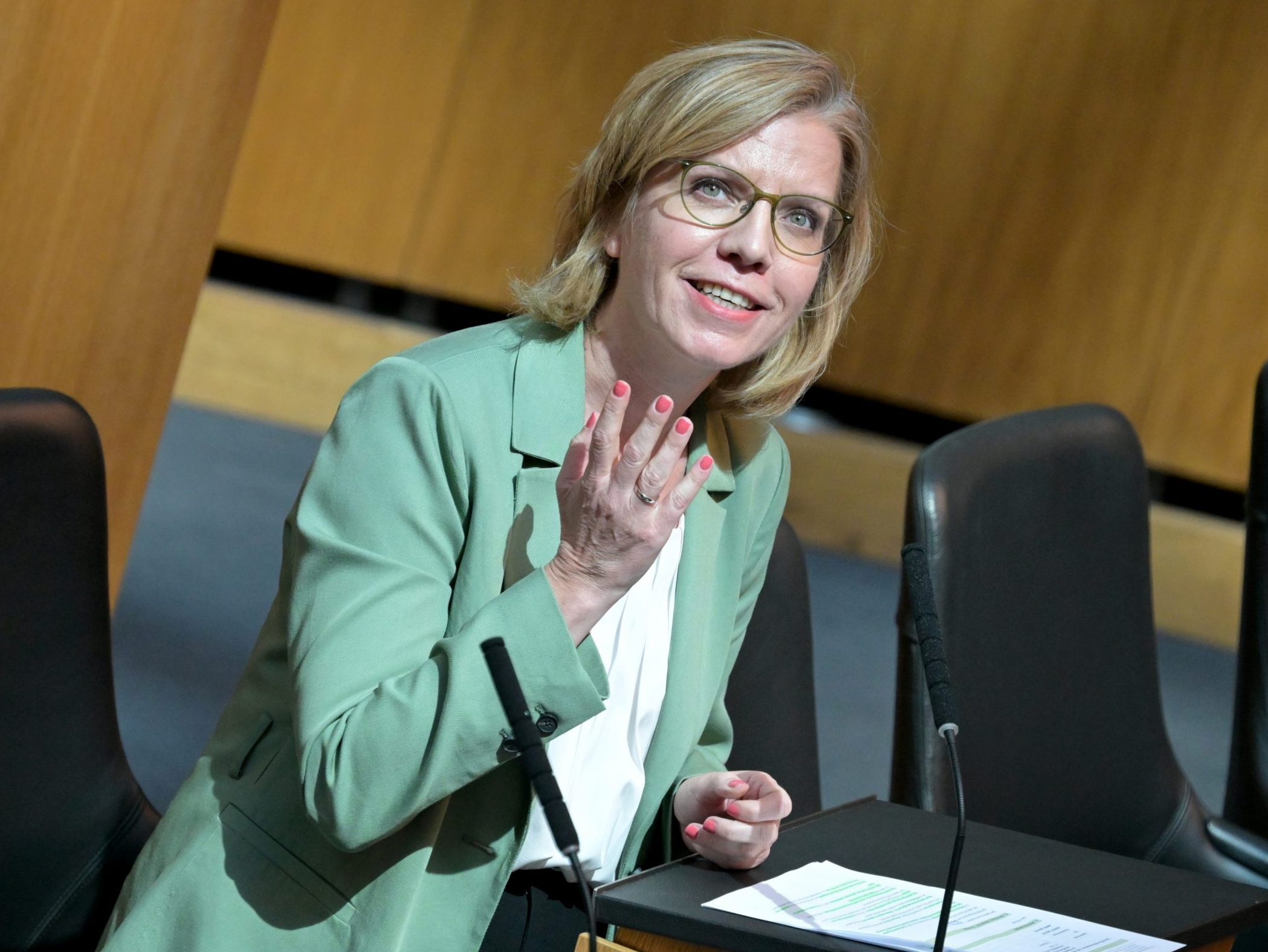 Gewessler beantwortete die an sie gestellten Fragen betont ruhig.
