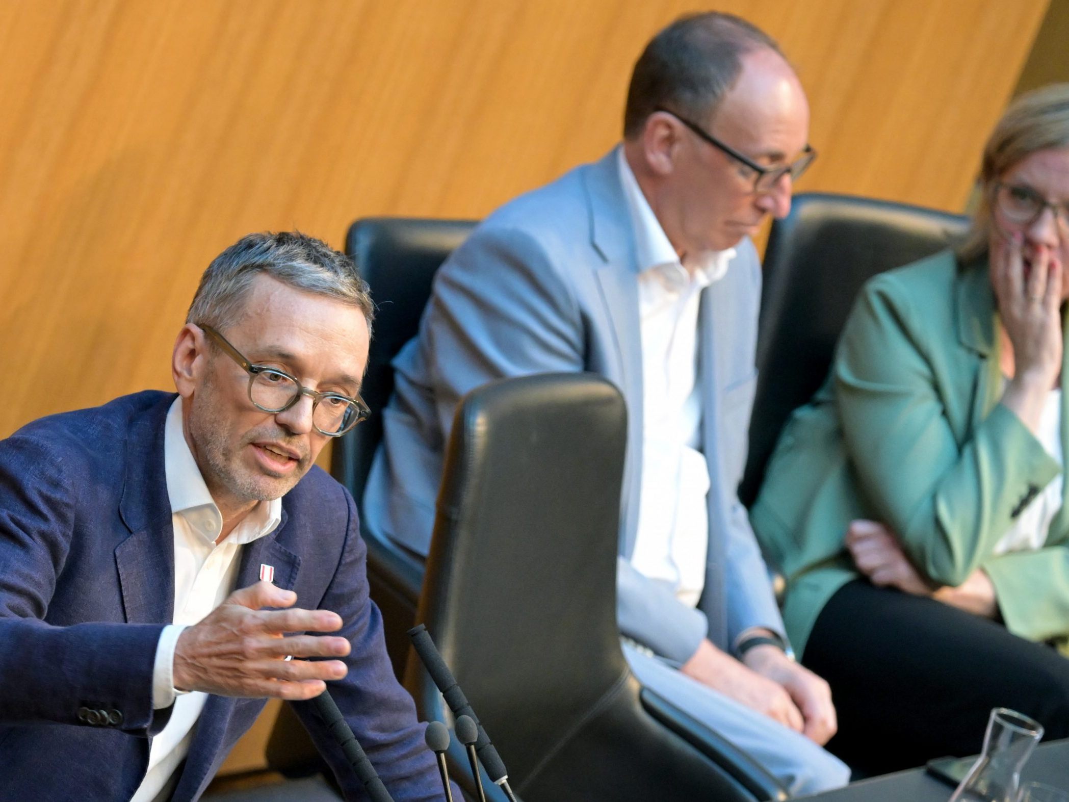 Untergriffige Debatte Blau gegen Schwarz und Schwarz gegen Grün