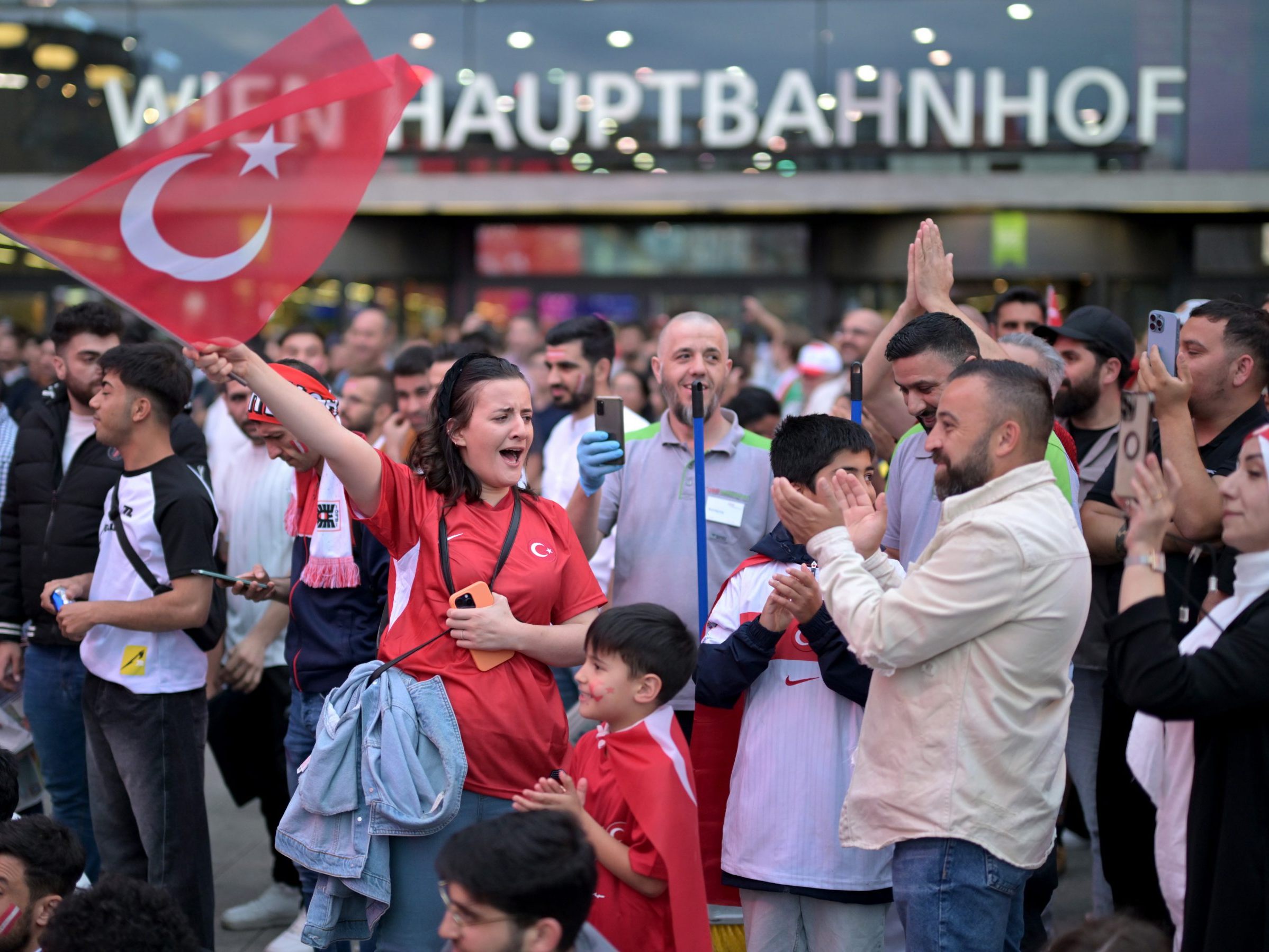 Am Wiener Hauptbahnhof bleibt die Fanzone am Samstag geschlossen. Am Wiener Hauptbahnhof bleibt die Fanzone am Samstag geschlossen.