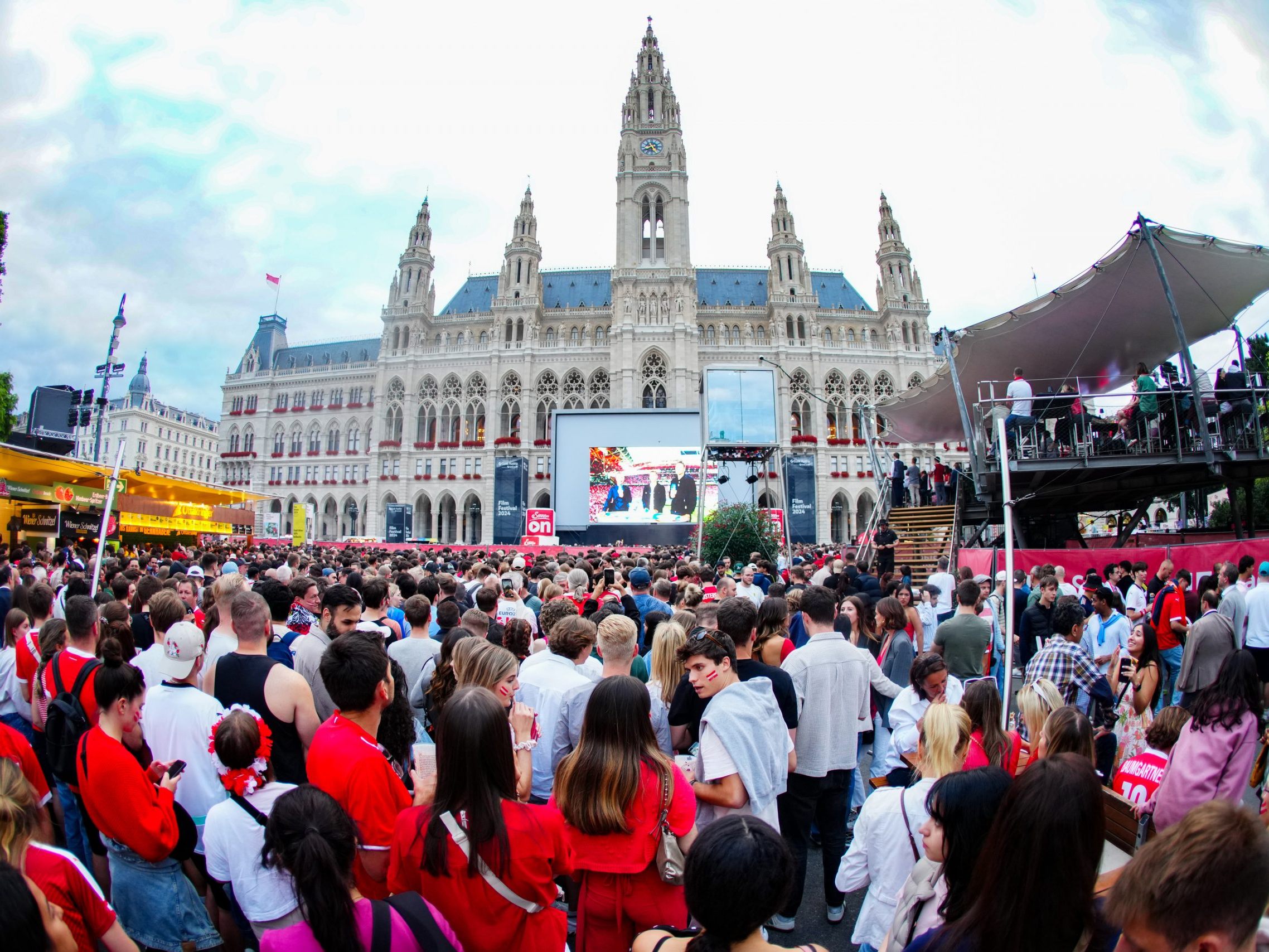 Zwei Männer sollen eine Schülerin beim Public Viewing missbraucht haben. Zwei Männer sollen eine Schülerin beim Public Viewing missbraucht haben.