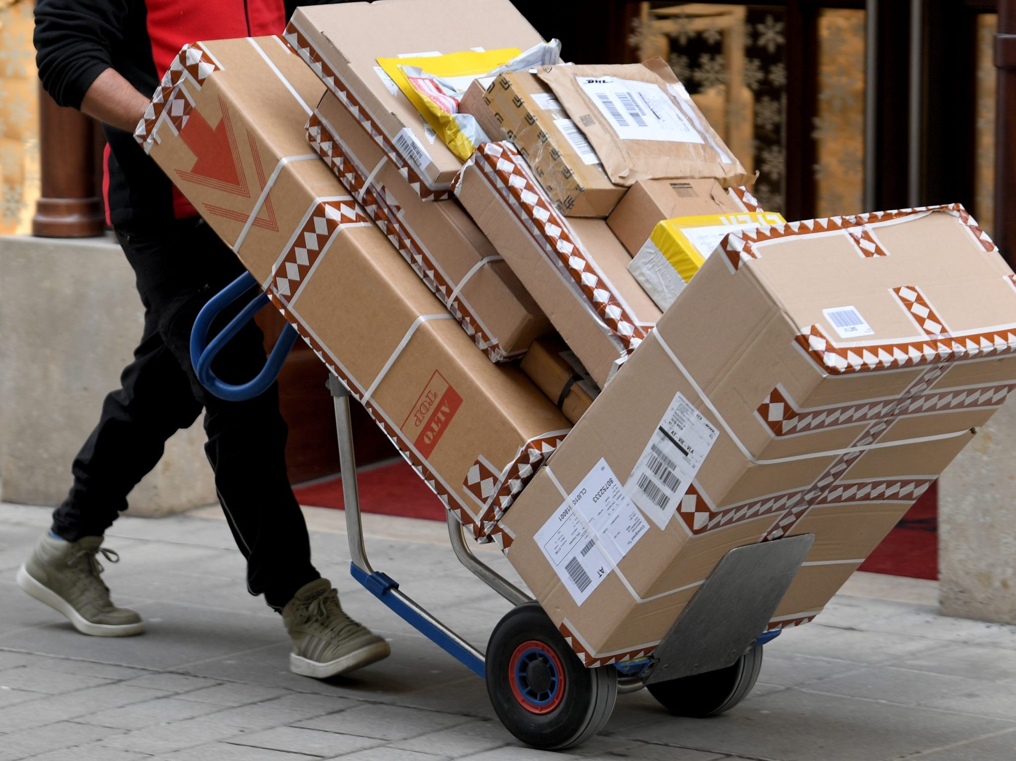 Vermeintliche Paketzusteller stahlen zahlreiche Lieferungen in Wien. Vermeintliche Paketzusteller stahlen zahlreiche Lieferungen in Wien.