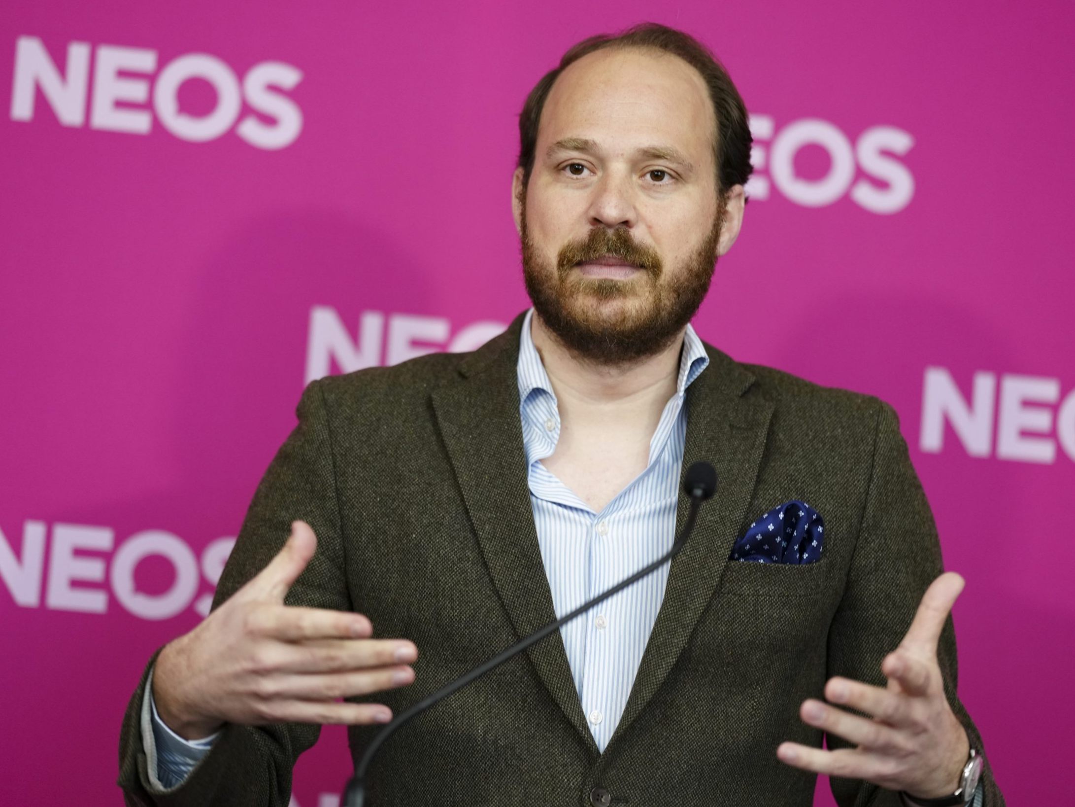 Die NEOS warnen vor dem Verteilen von "Wahlzuckerln".