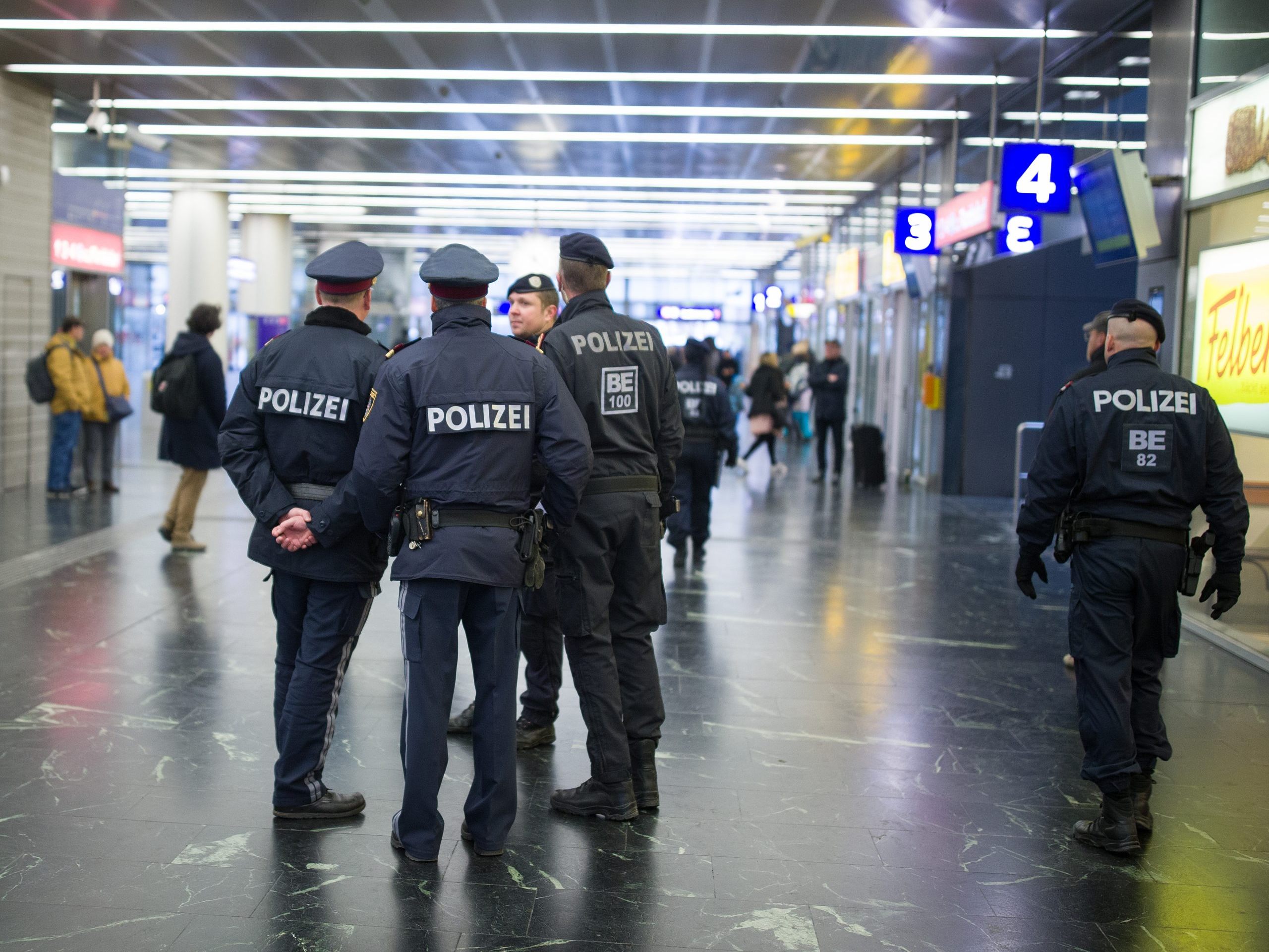 Zwei Polizisten wurden bei dem Einsatz am Praterstern verletzt. Zwei Polizisten wurden bei dem Einsatz am Praterstern verletzt.
