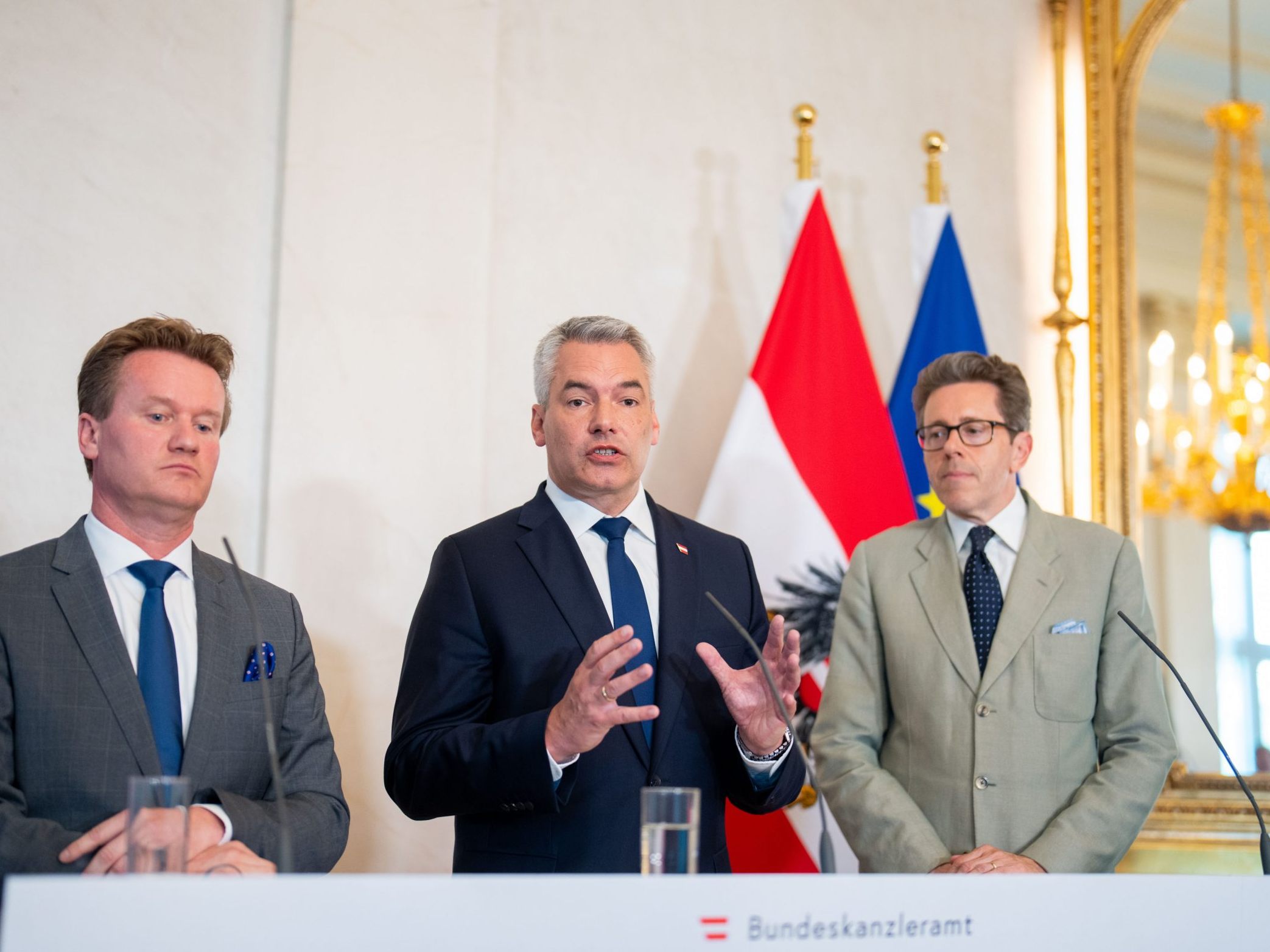Der Staat habe "sehr stark geholfen in Zeiten der Krise", sagte Nehammer bei einer gemeinsamen PK mit Mahrer und Knill. Der Staat habe "sehr stark geholfen in Zeiten der Krise", sagte Nehammer bei einer gemeinsamen PK mit Mahrer und Knill.
