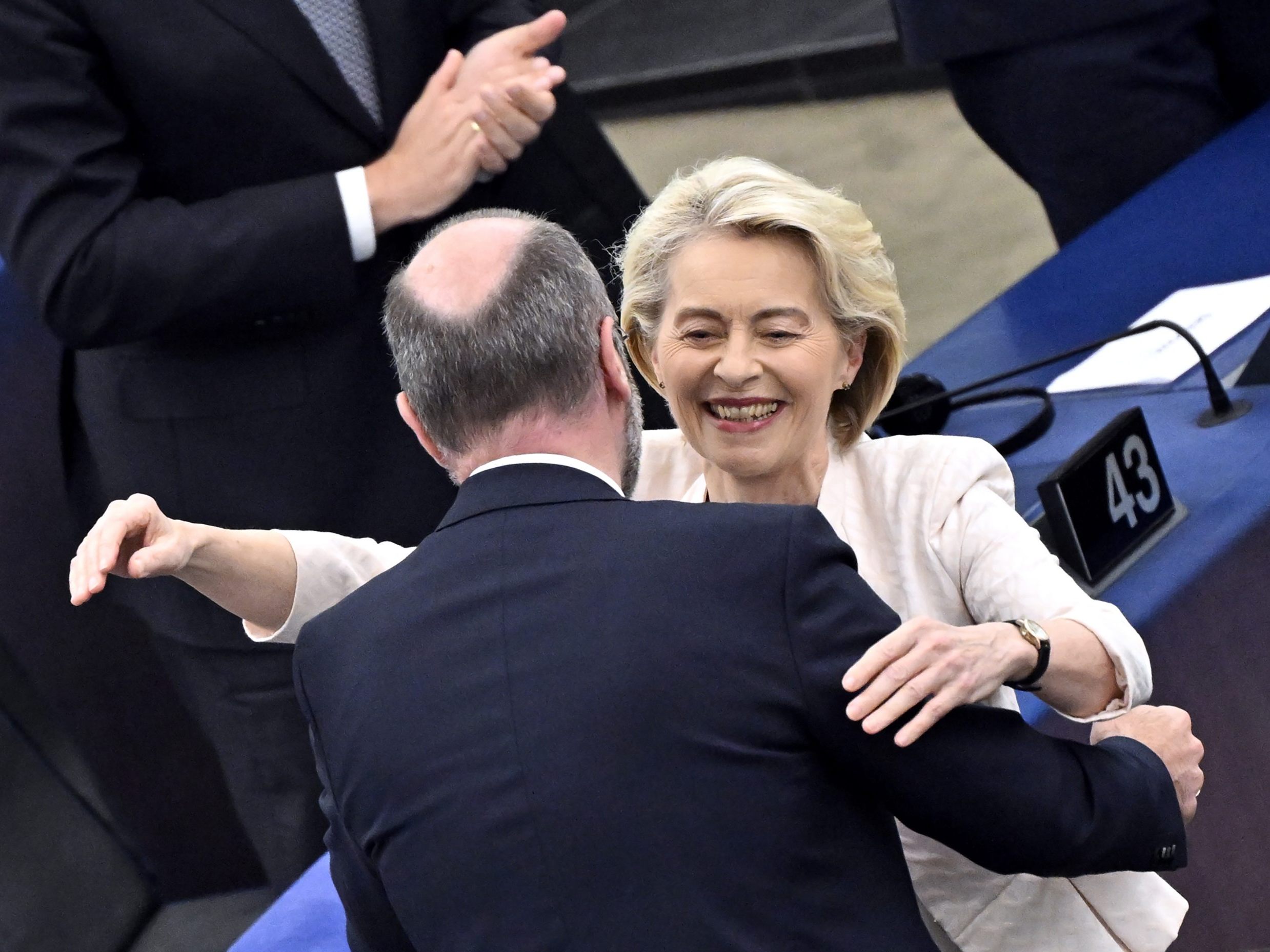 Manfred Weber, EVP-Fraktionsvorsitzender im EU-Parlament, gratuliert Ursula von der Leyen