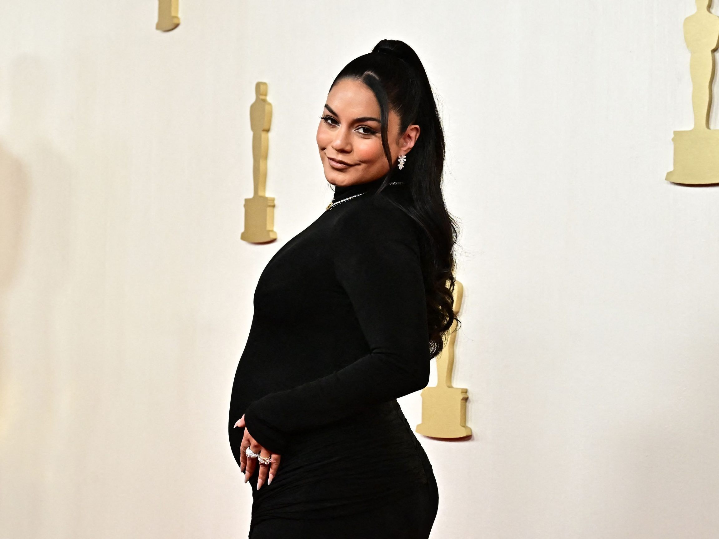 Vanessa Hudgens zeigte ihren Babybauch erstmals bei der Oscarsverleihung im März 2024. Vanessa Hudgens zeigte ihren Babybauch erstmals bei der Oscarsverleihung im März 2024.