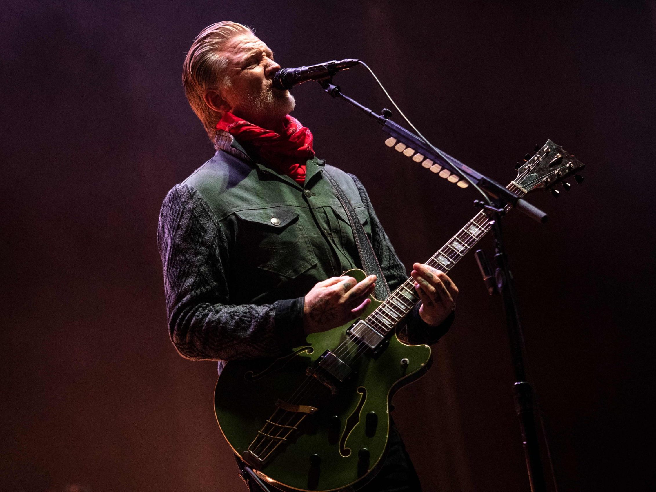 Queens of the Stone Age-Frontmann Josh Homme muss notoperiert werden. Queens of the Stone Age-Frontmann Josh Homme muss notoperiert werden.