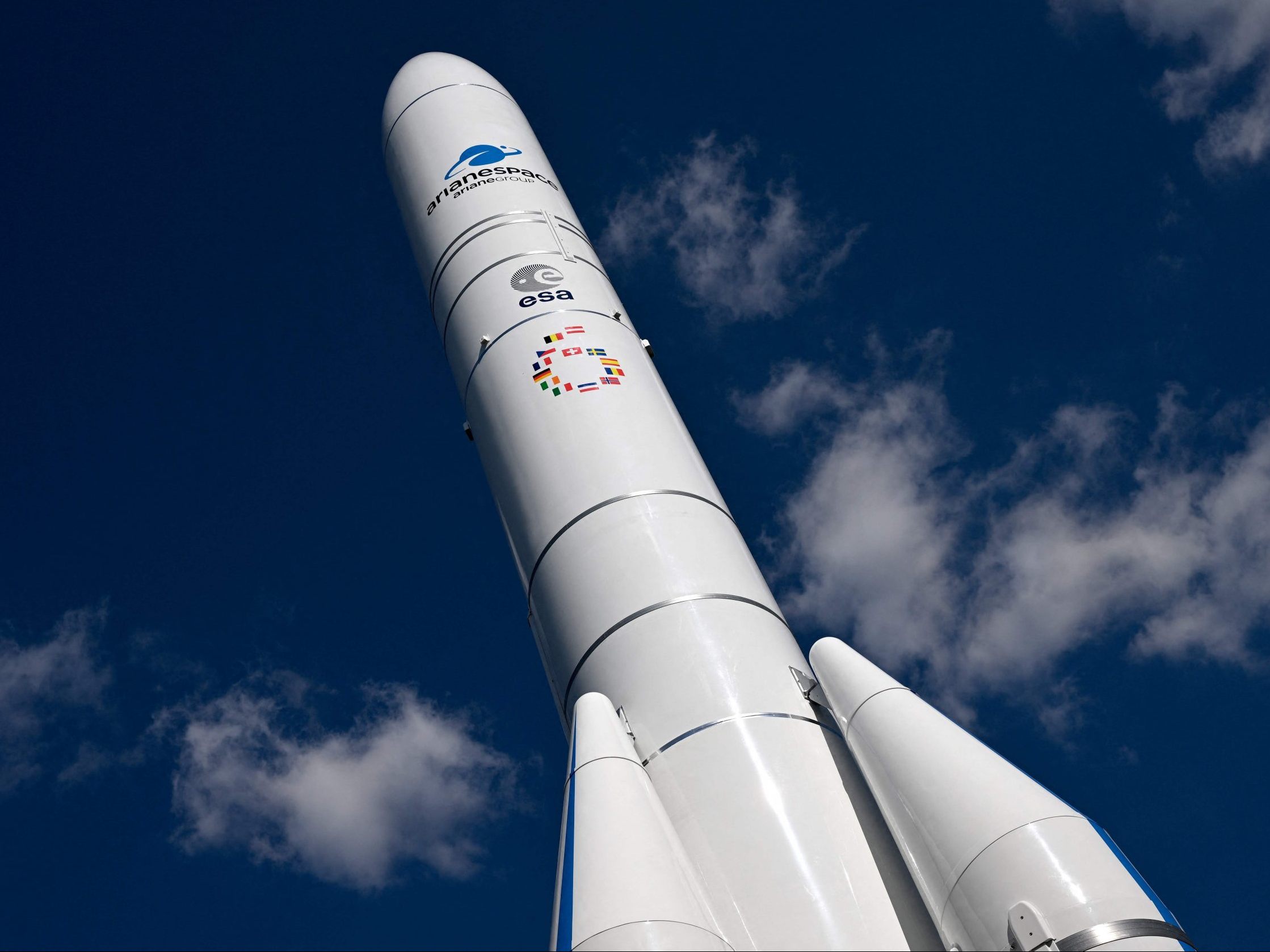Europas Ariane 6-Rakete soll nach Verzögerungen abheben.