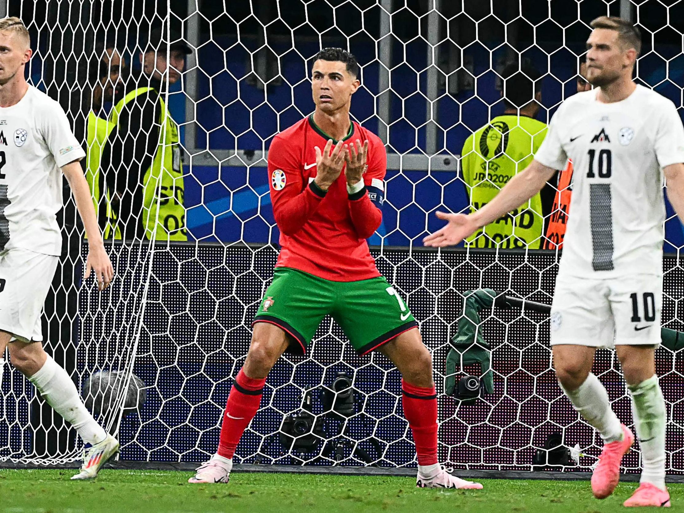 Portugal ist im EM-Viertelfinale. Portugal ist im EM-Viertelfinale.