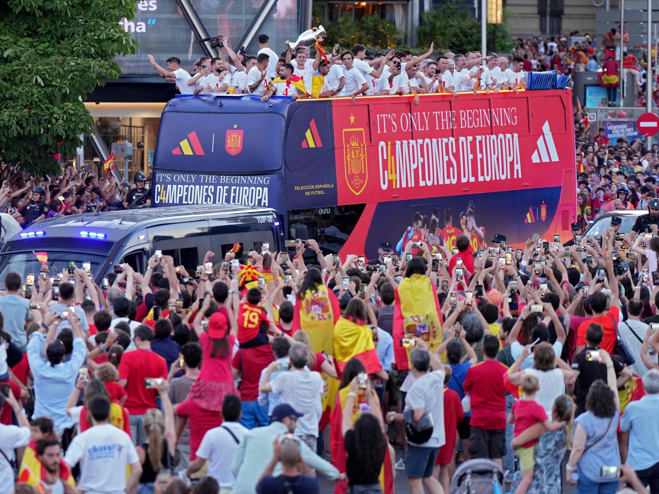 Fußball-EM: Spanien feiert Team nach Rückkehr.