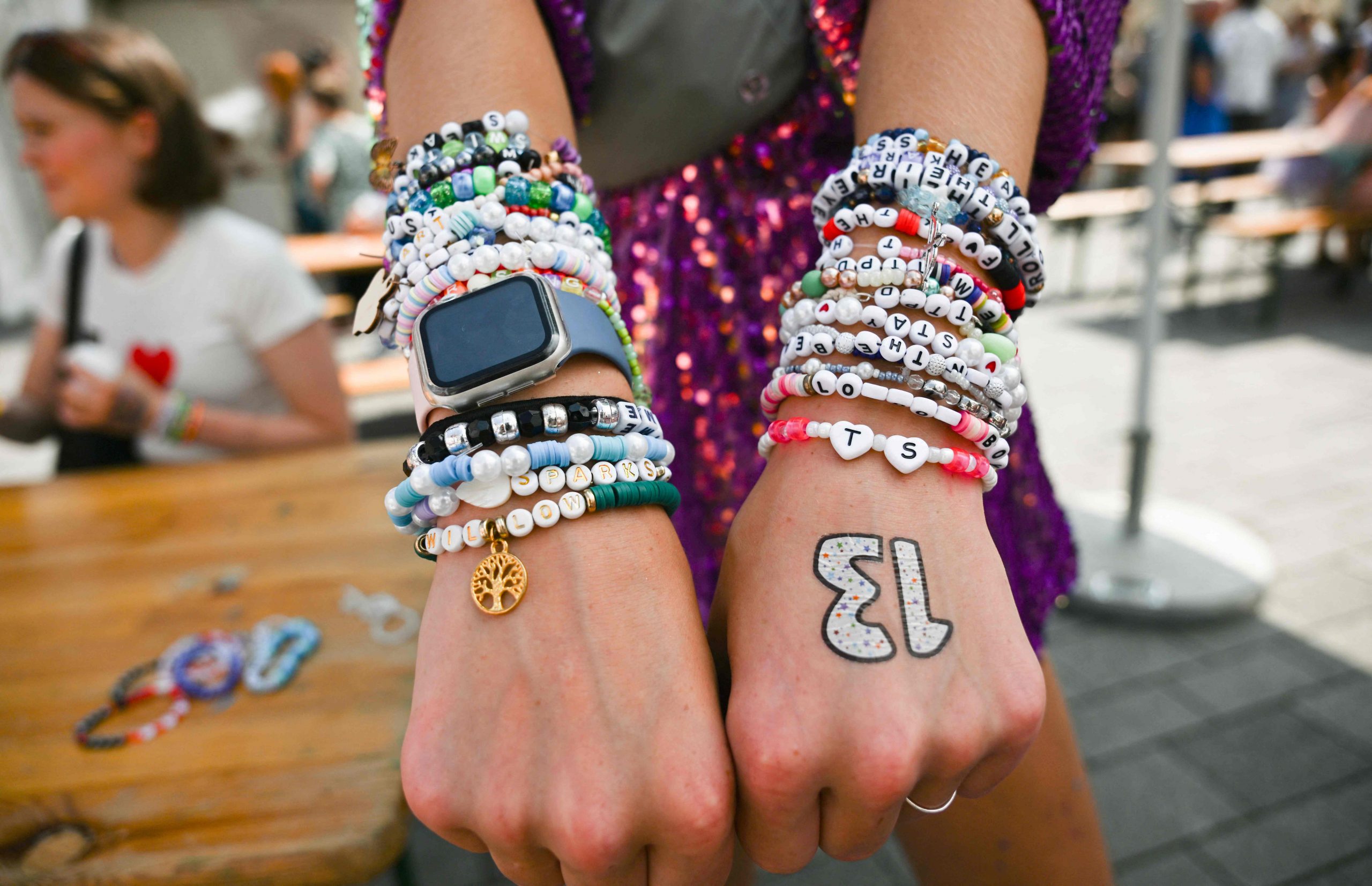 Farbenfrohe Armbänder als Markenzeichen der Swifties Farbenfrohe Armbänder als Markenzeichen der Swifties