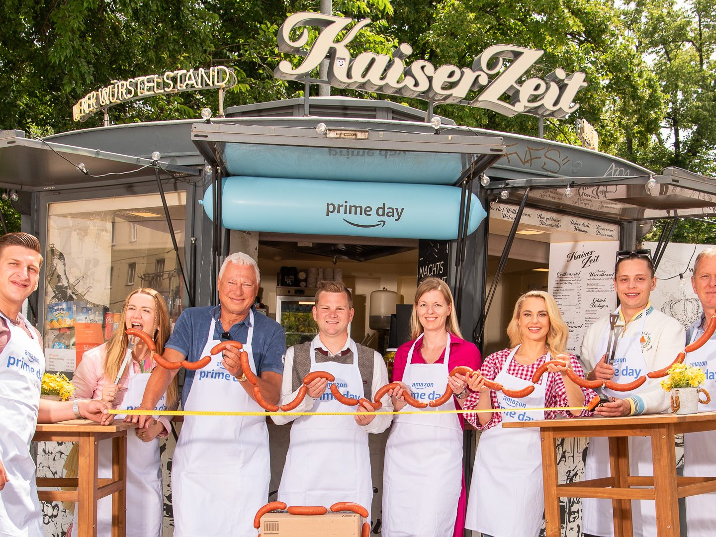 In Wien findet ein Weltrekordversuch zur längsten Wurstkette der Welt statt. In Wien findet ein Weltrekordversuch zur längsten Wurstkette der Welt statt.