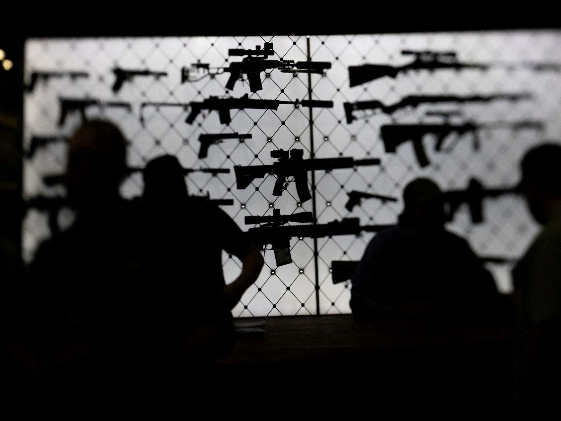 Das Gewehr AR-15 ist in den USA relativ frei erhältlich - Im Bild mehrere Versionen der Waffe bei einer US-Waffenmesse. Das Gewehr AR-15 ist in den USA relativ frei erhältlich - Im Bild mehrere Versionen der Waffe bei einer US-Waffenmesse.