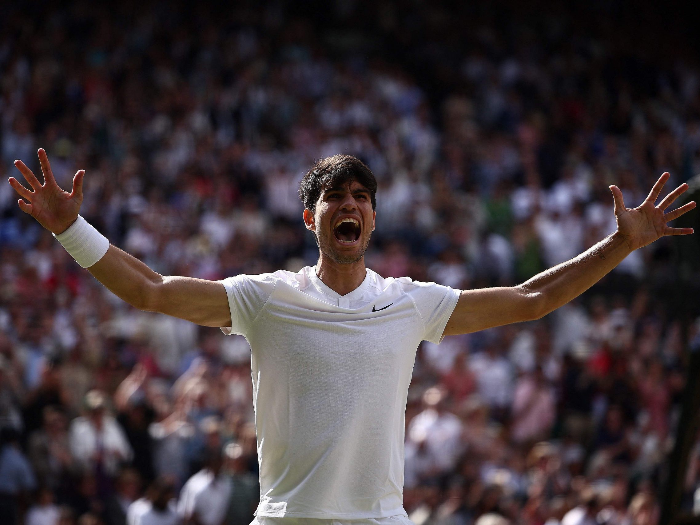 Carlos Alcaraz holt wie im Vorjahr den Wimbledon-Titel gegen Novak Djokovic.